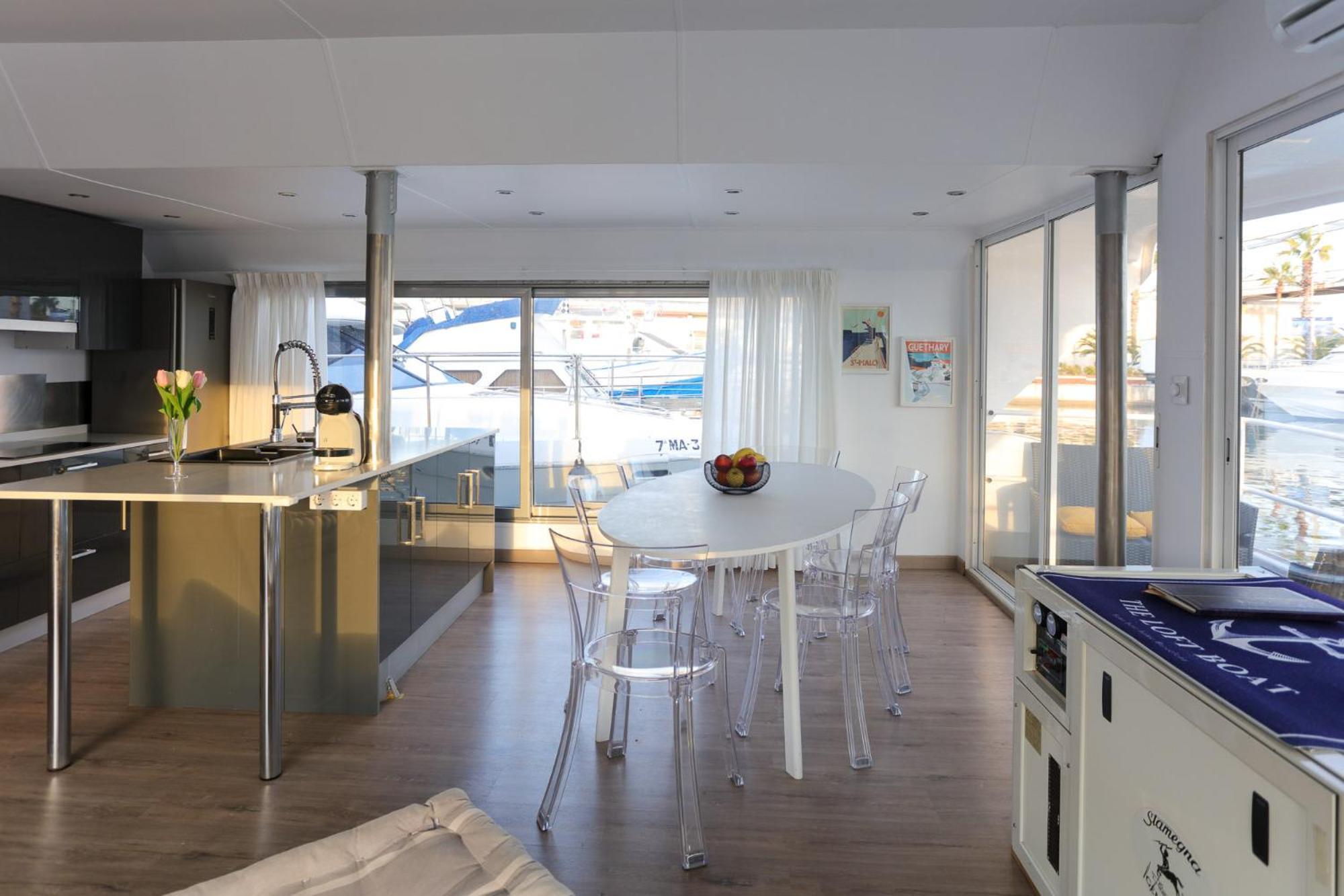 Unique In Barcelona ! Catamaran With A Private Swimming Pool Hotel en barco *