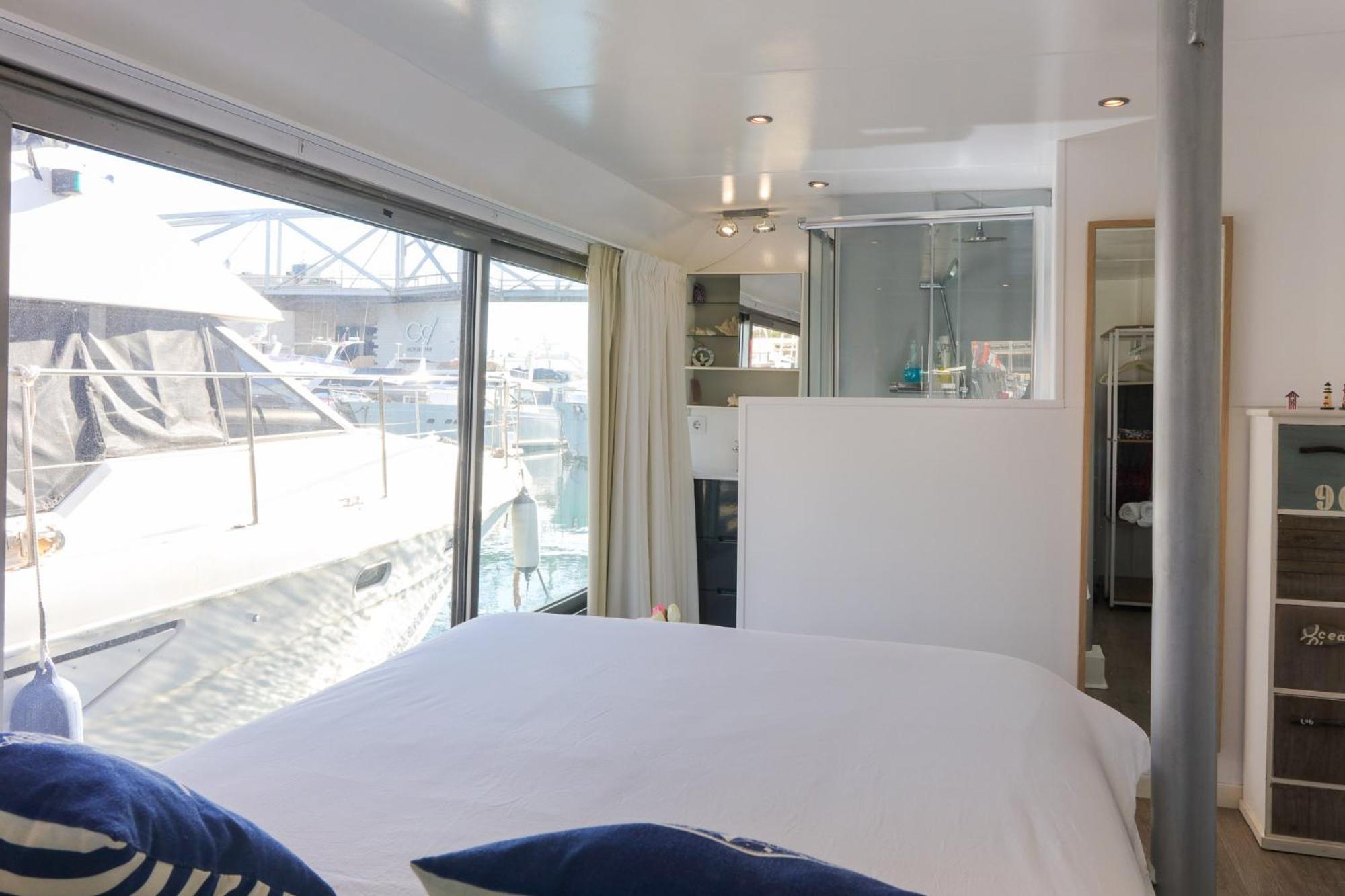 Unique In Barcelona ! Catamaran With A Private Swimming Pool Hotel en barco *