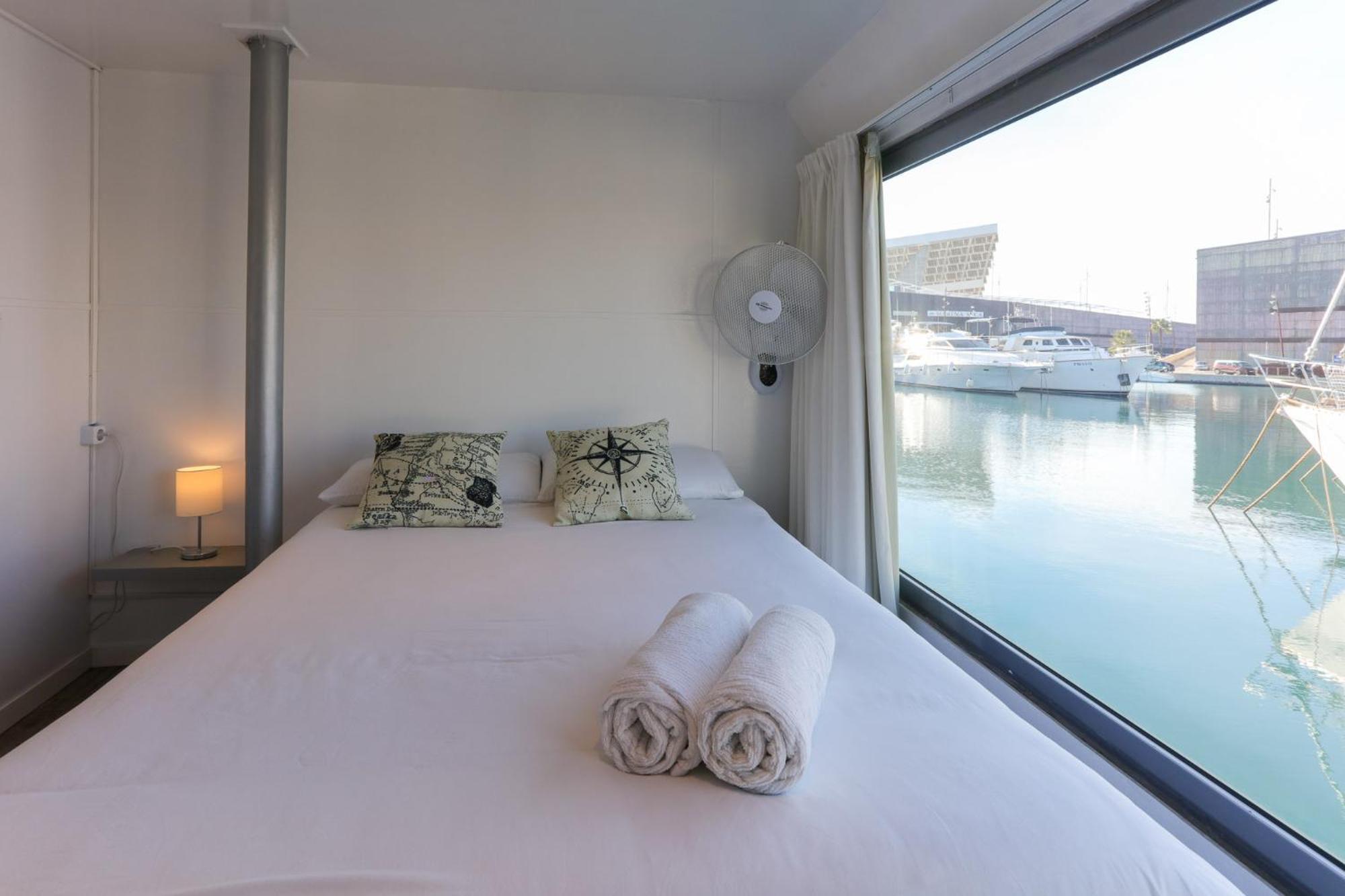 Hotel en barco Unique In Barcelona ! Catamaran With A Private Swimming Pool Sant Adrià de Besòs