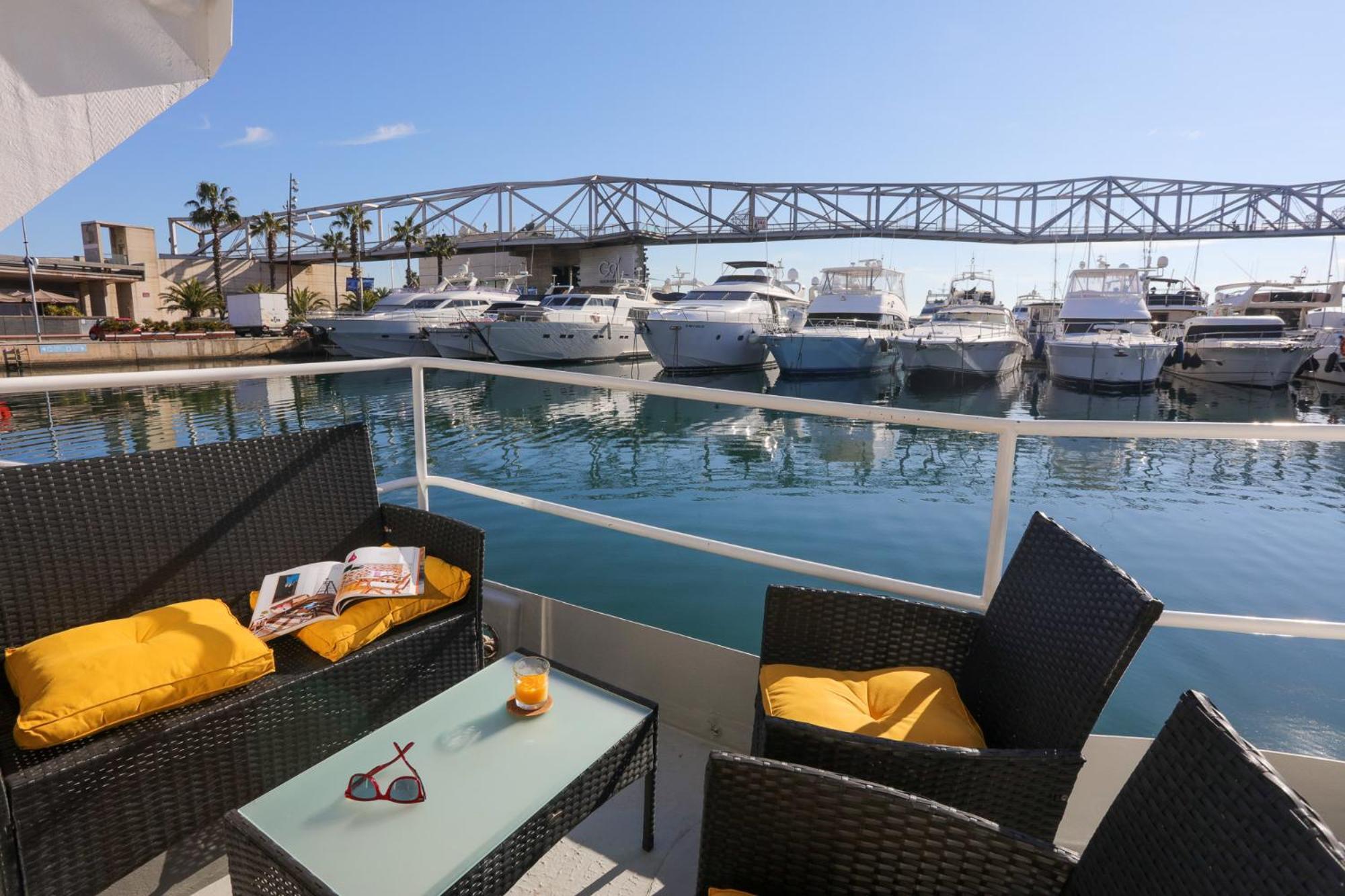 Hotel en barco Unique In Barcelona ! Catamaran With A Private Swimming Pool