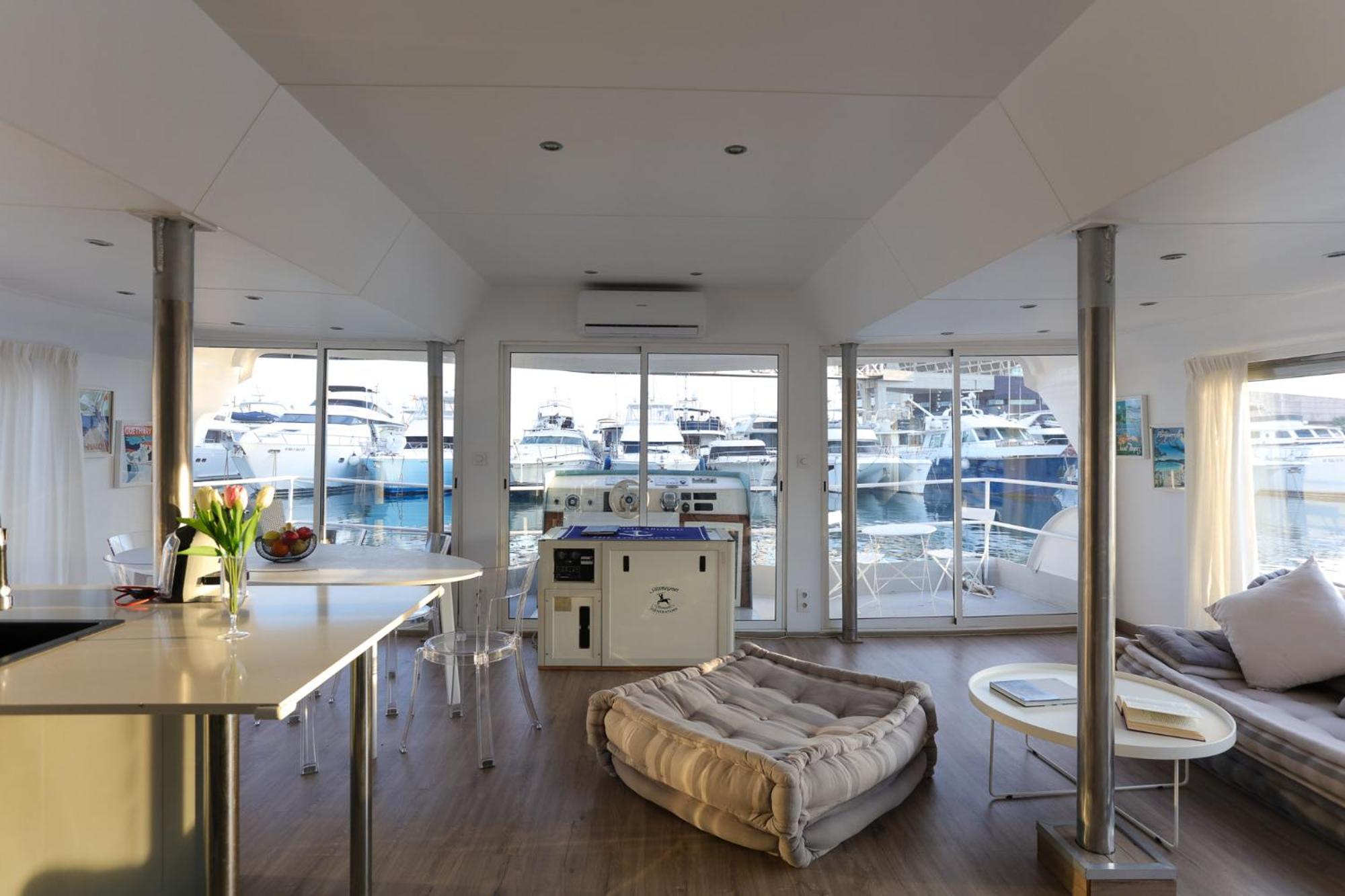 Unique In Barcelona ! Catamaran With A Private Swimming Pool * Sant Adrià de Besòs