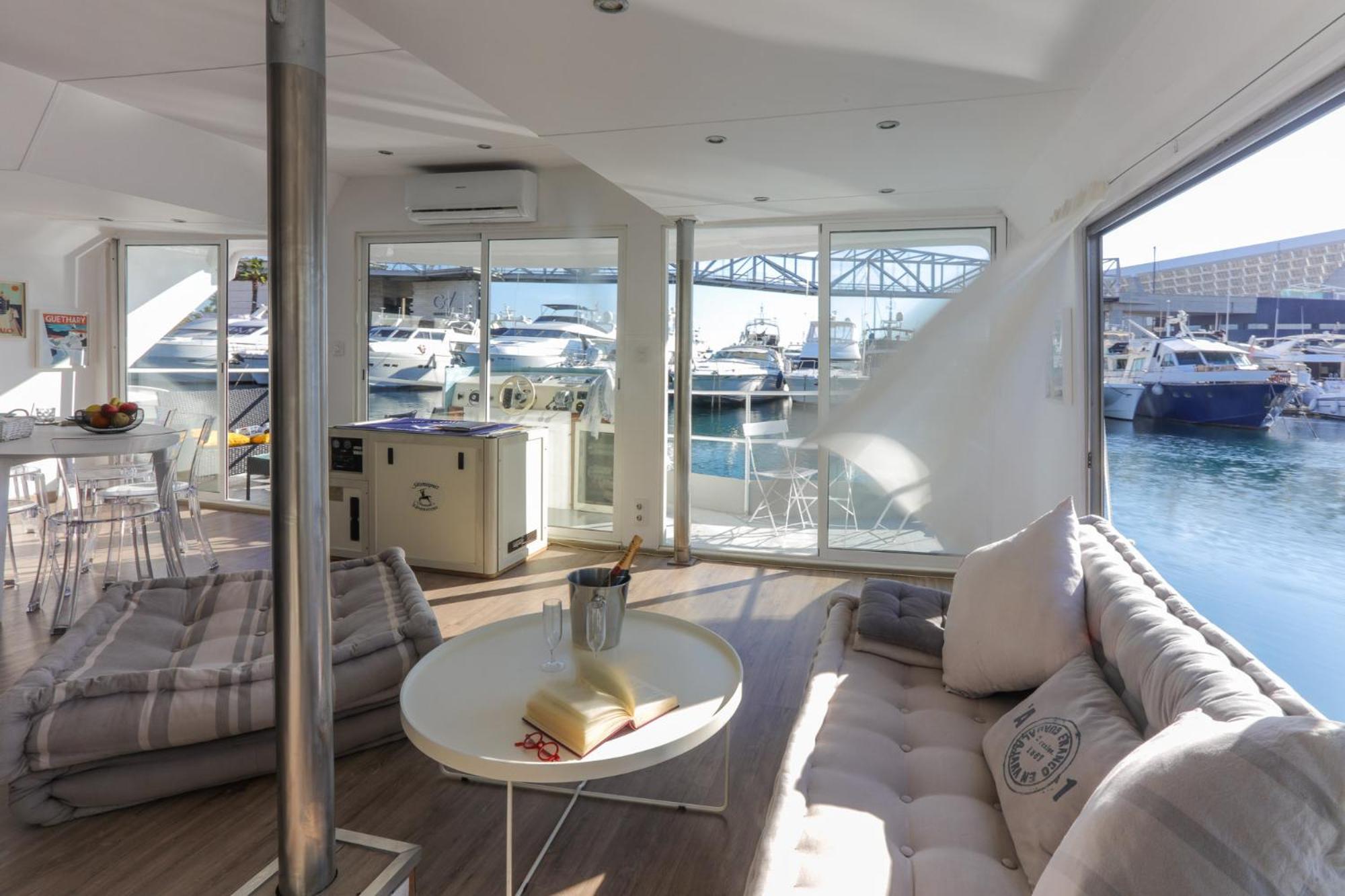 Hotel en barco Unique In Barcelona ! Catamaran With A Private Swimming Pool