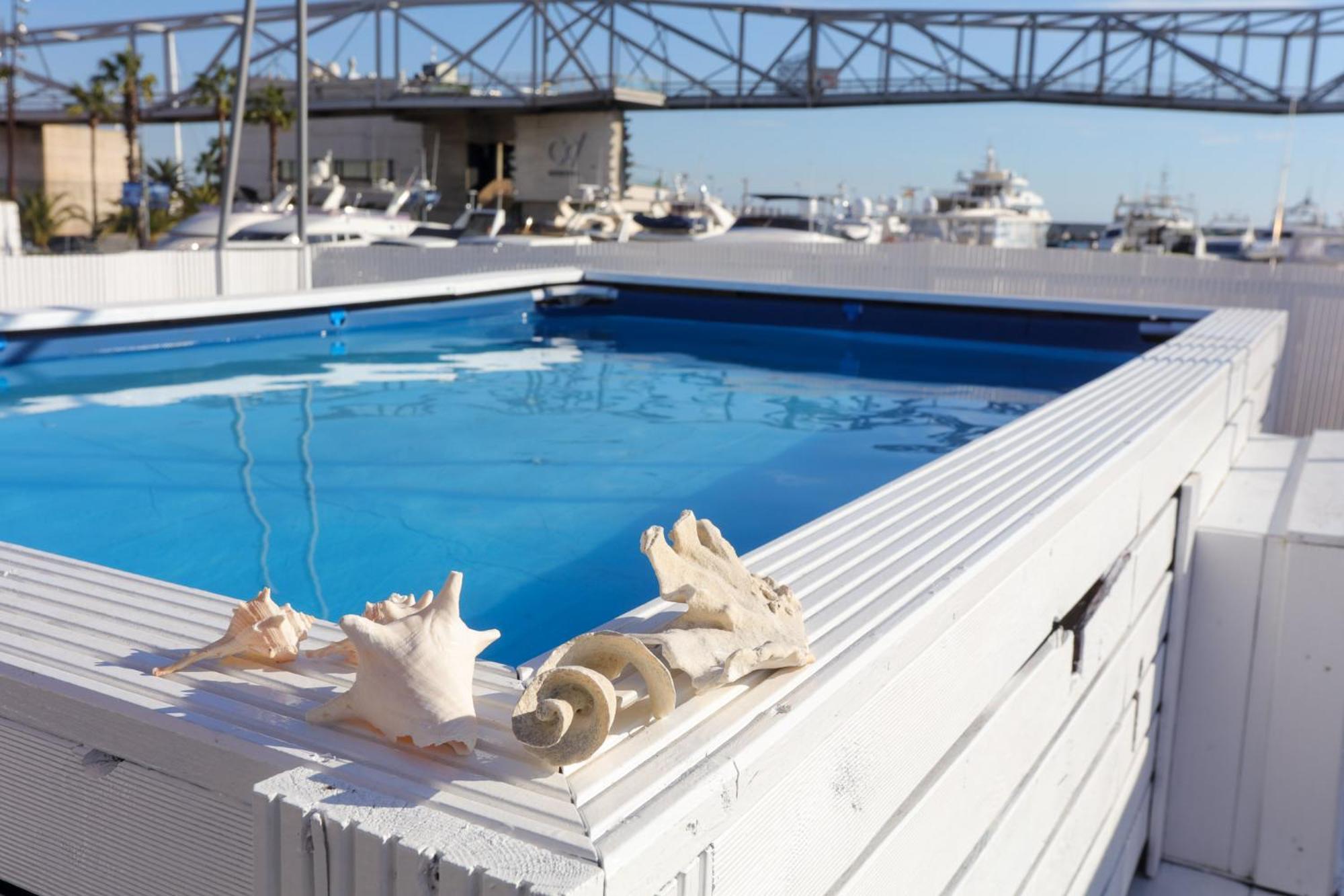 Unique In Barcelona ! Catamaran With A Private Swimming Pool Hotel en barco Sant Adrià de Besòs