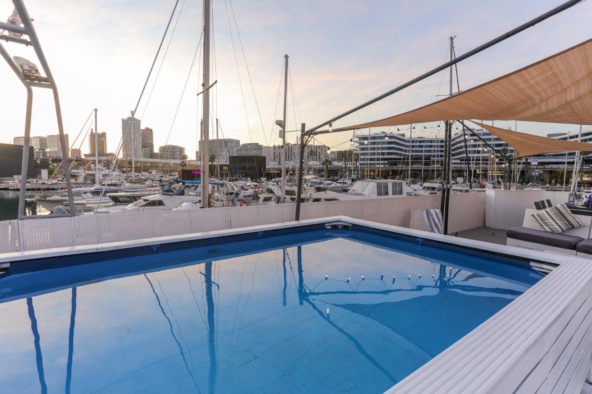 Unique In Barcelona ! Catamaran With A Private Swimming Pool Hotel en barco *