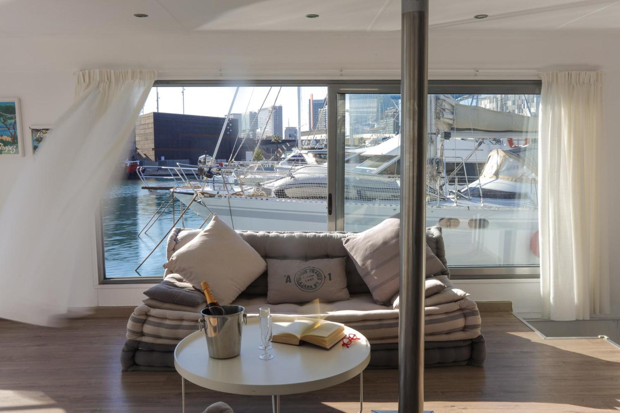 Hotel en barco Unique In Barcelona ! Catamaran With A Private Swimming Pool Sant Adrià de Besòs