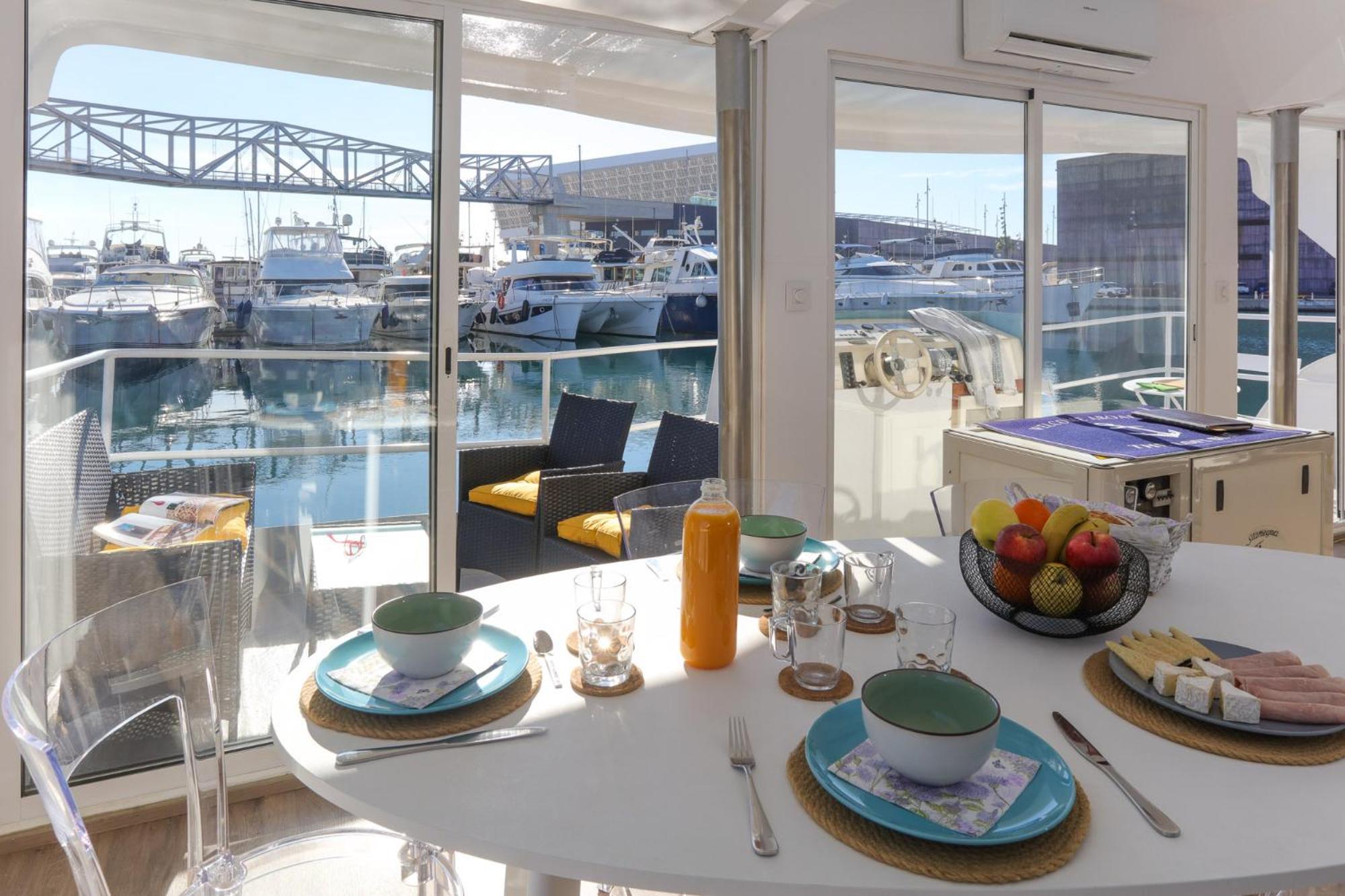 Unique In Barcelona ! Catamaran With A Private Swimming Pool Hotel en barco *