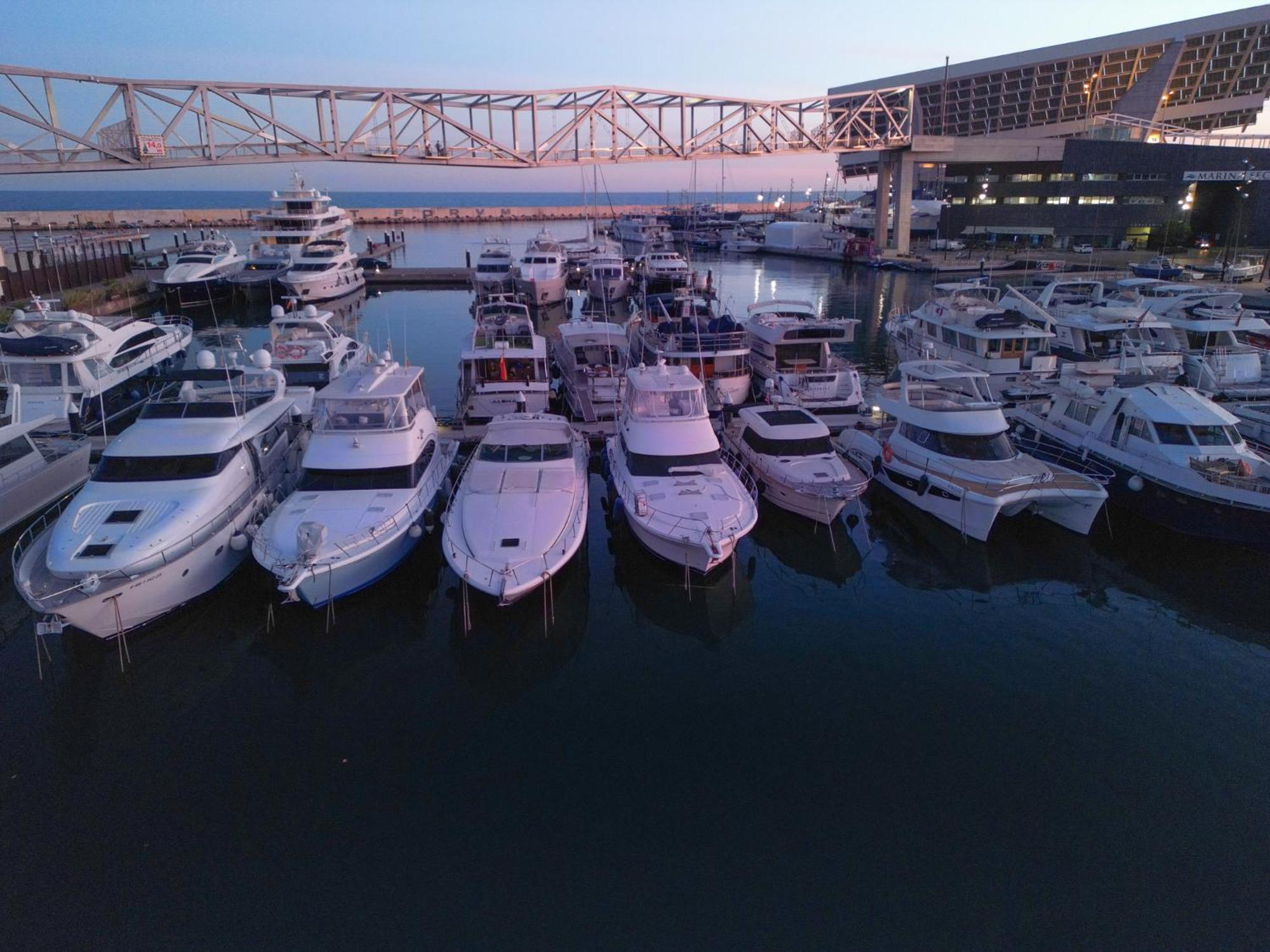 Hotel en barco Unique In Barcelona ! Catamaran With A Private Swimming Pool