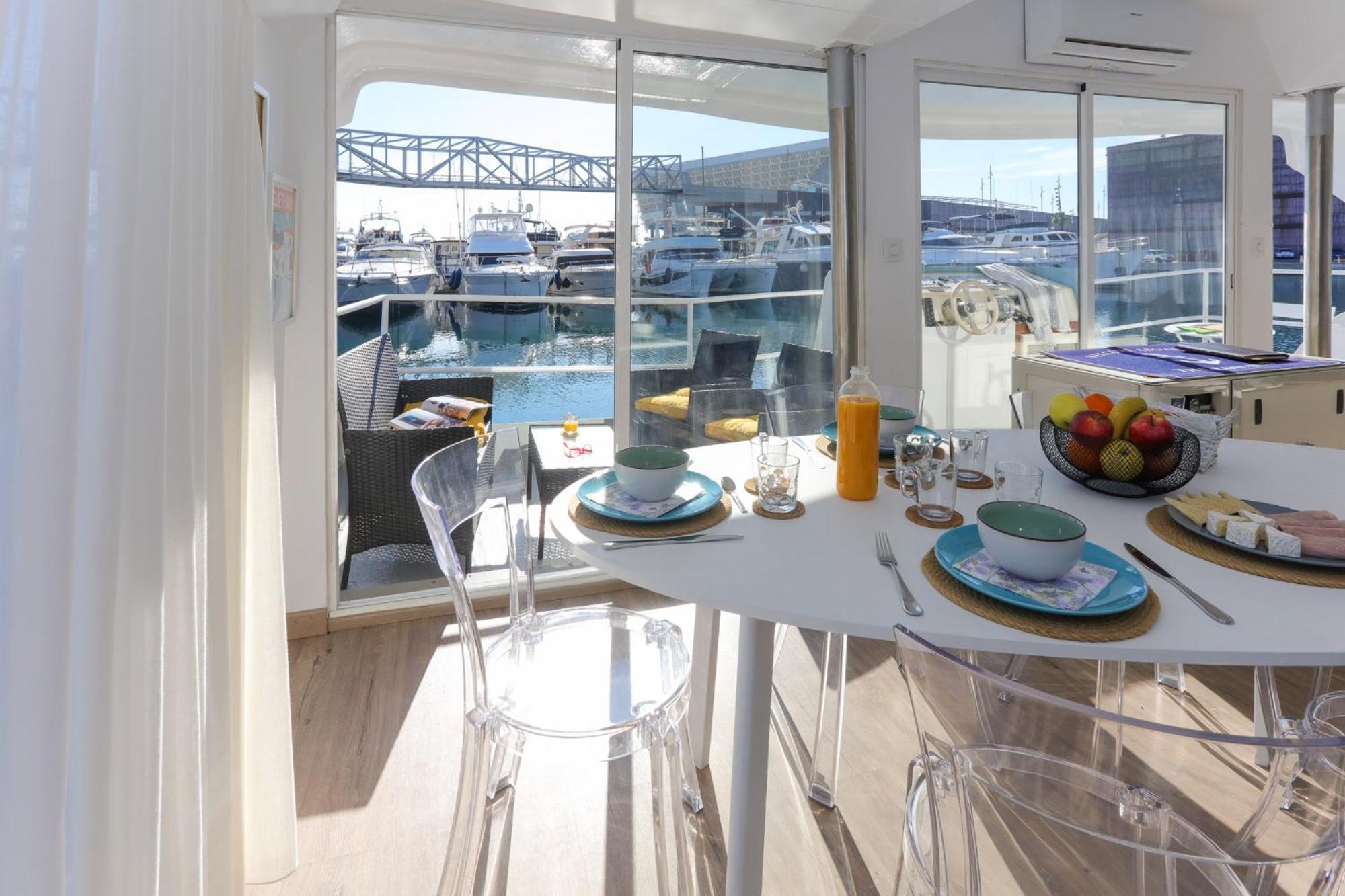 Hotel en barco Unique In Barcelona ! Catamaran With A Private Swimming Pool *