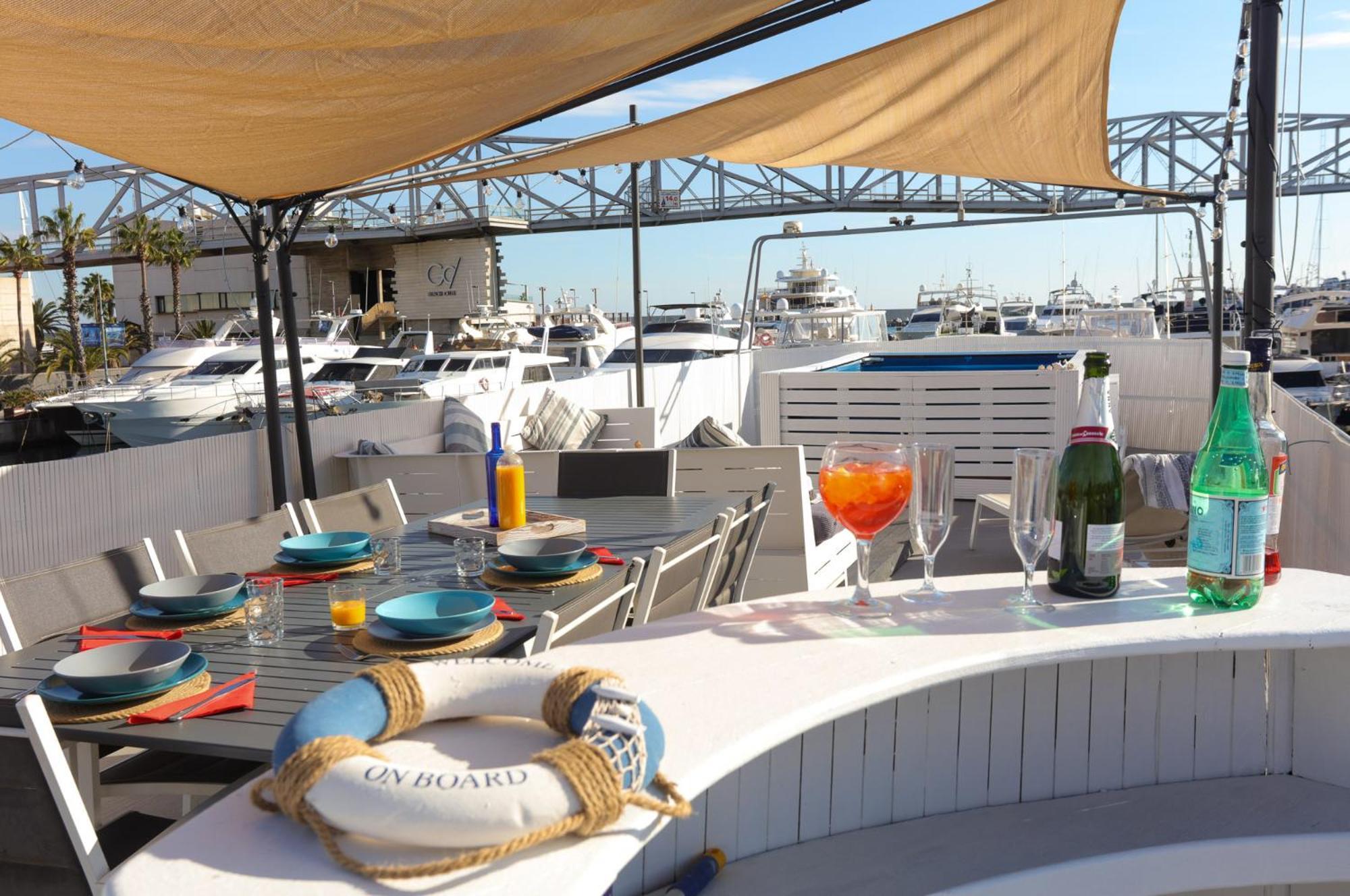Hotel en barco Unique In Barcelona ! Catamaran With A Private Swimming Pool