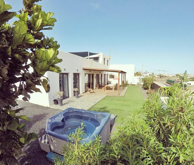 Agua Con Jacuzzi Villa Lajares