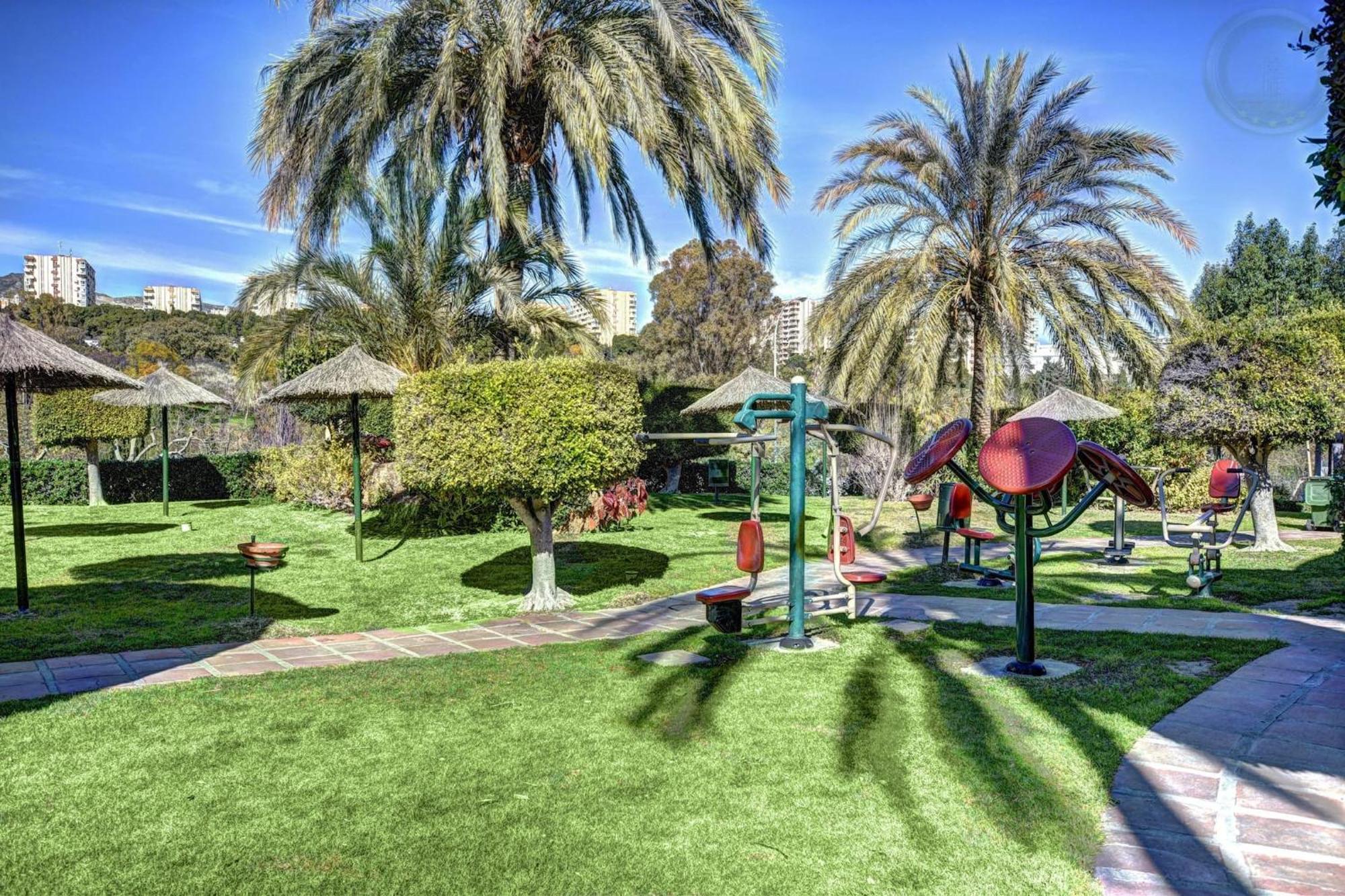 Apartamento Lovely Sea And Garden View Benalbeach