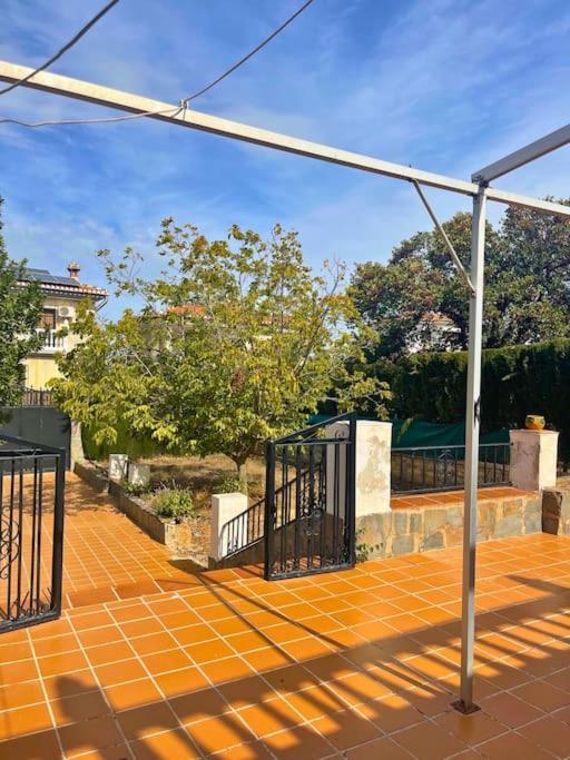 Casa Con Jardin En *