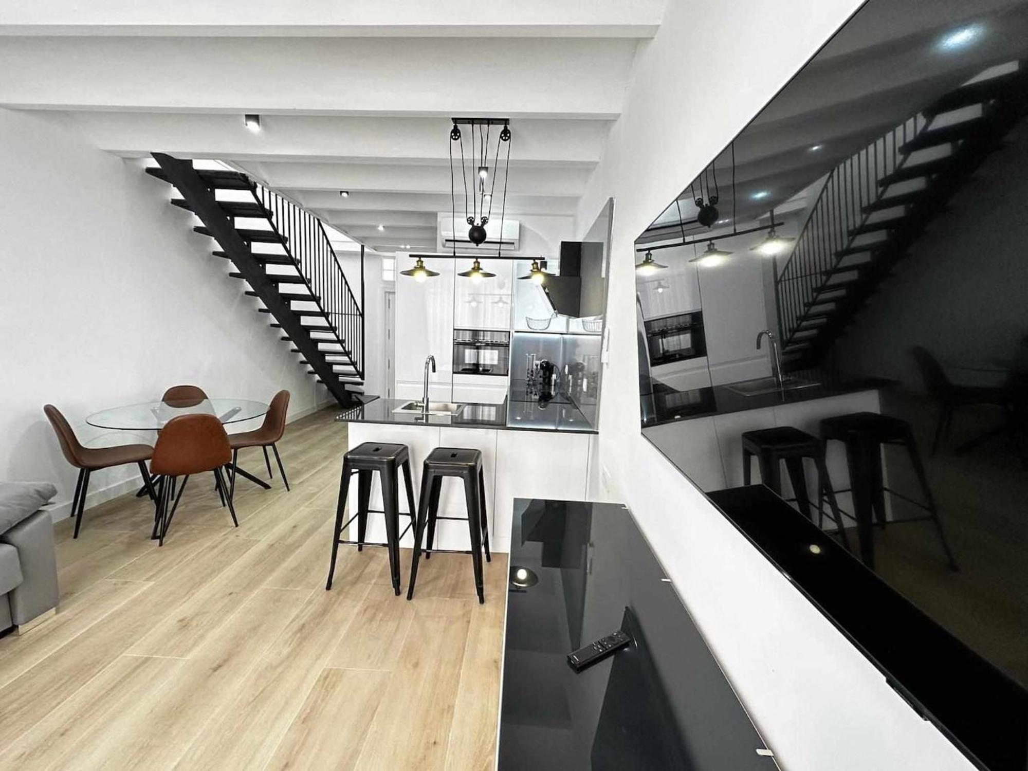 A H Gogh Apartment