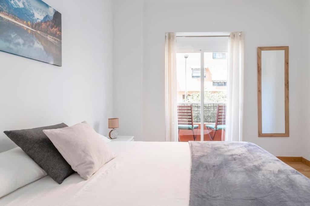 Lovely 3-bedroom With Balcony Apartment Alicante