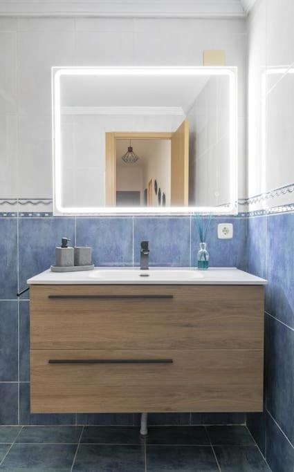 Apartment Lovely 3-bedroom With Balcony Alicante