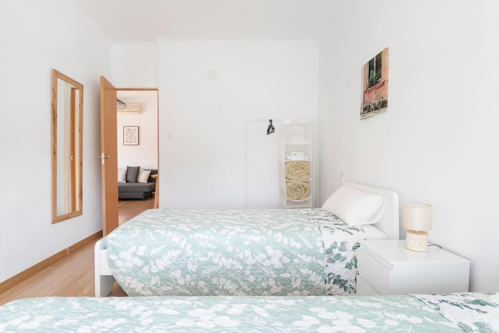 Apartment Lovely 3-bedroom With Balcony Alicante