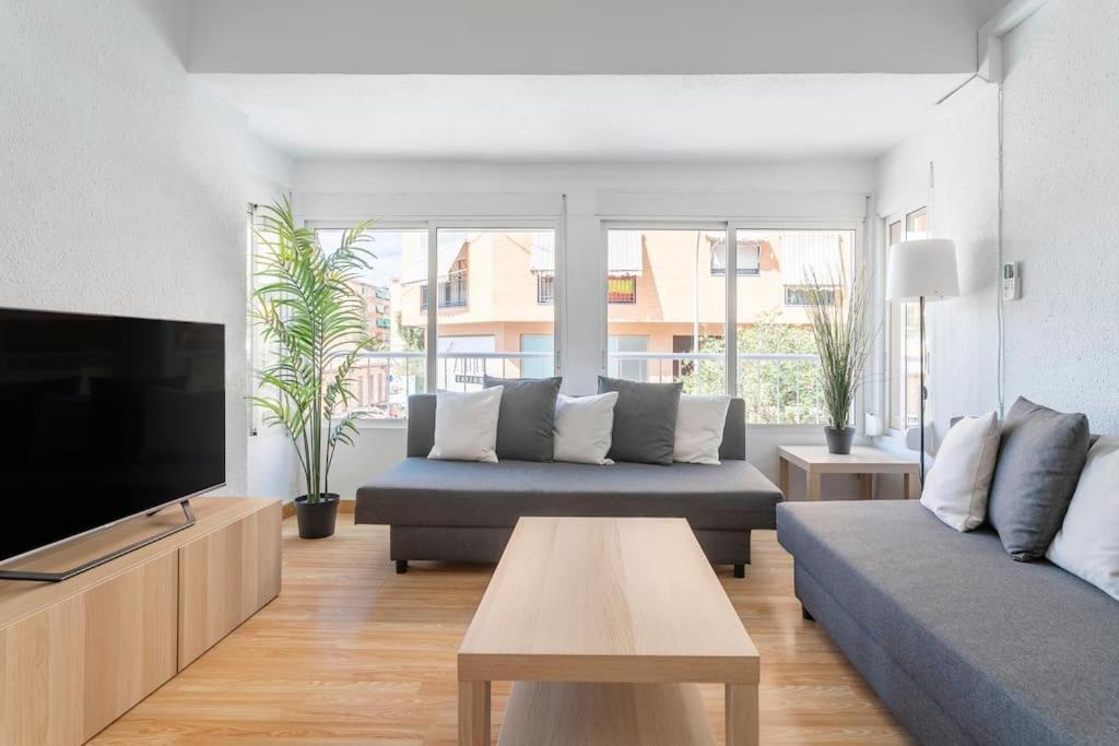 Lovely 3-bedroom With Balcony Apartment *