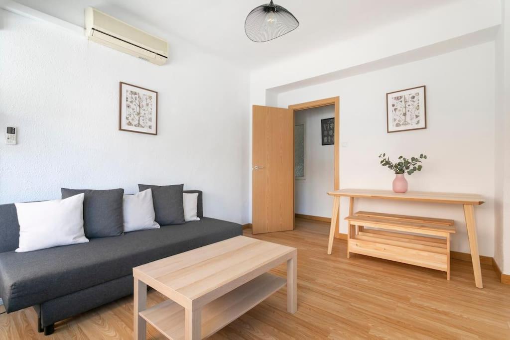 Apartment Lovely 3-bedroom With Balcony *