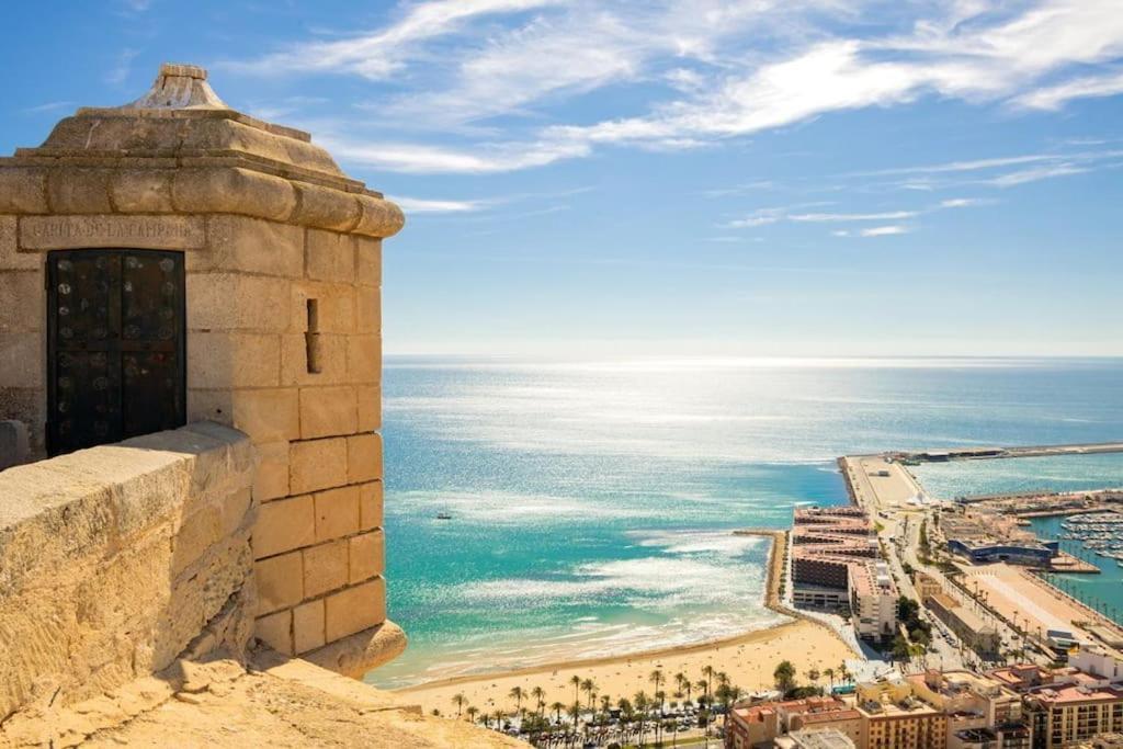 Apartment Lovely 3-bedroom With Balcony Alicante