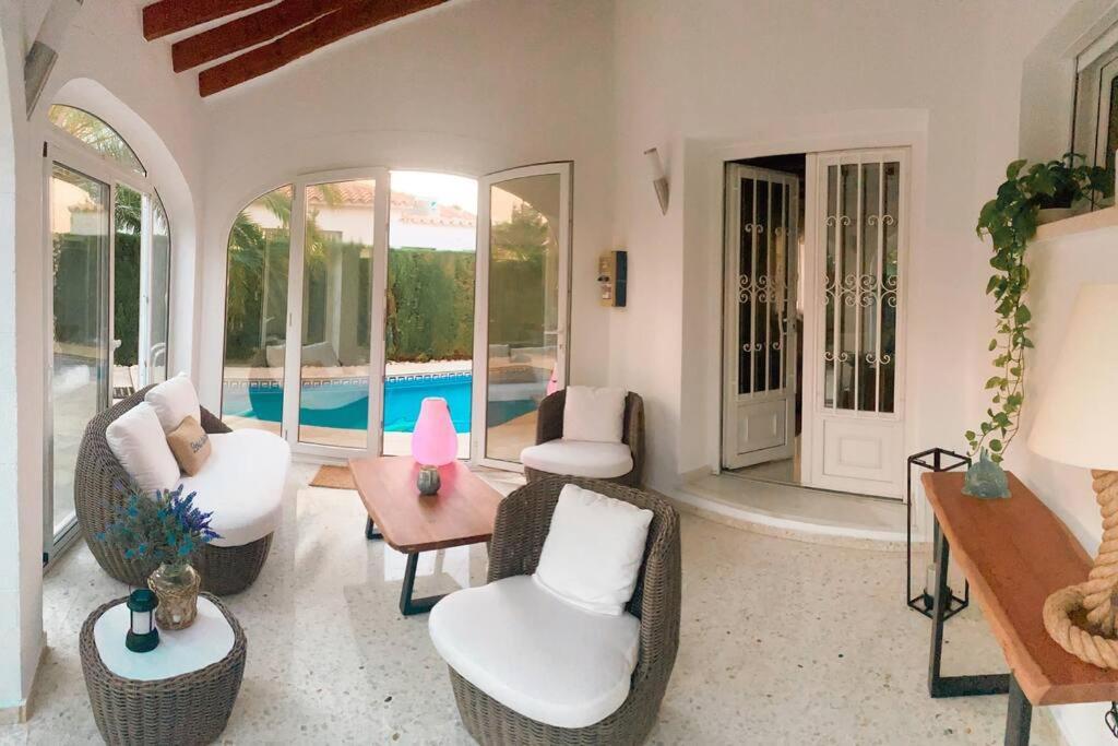Impresionante Con Piscina - Nova Villa