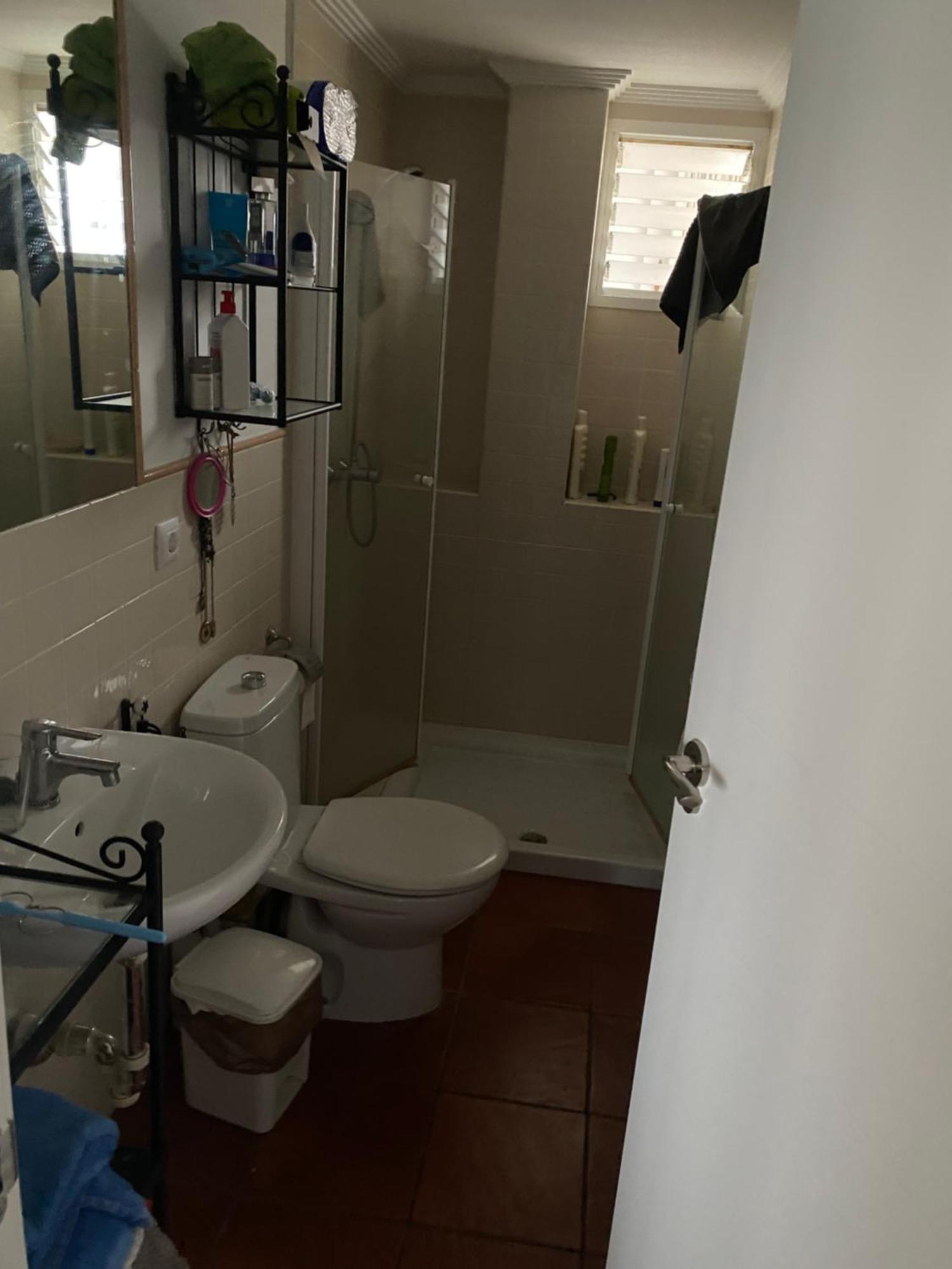 Apartamento Luminosa En Piso Compartido *