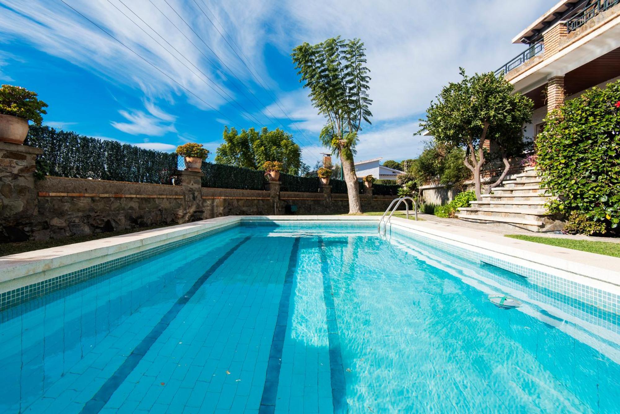 Queen Of The Ocean Villa: Stately Style House With Pool Holiday home *