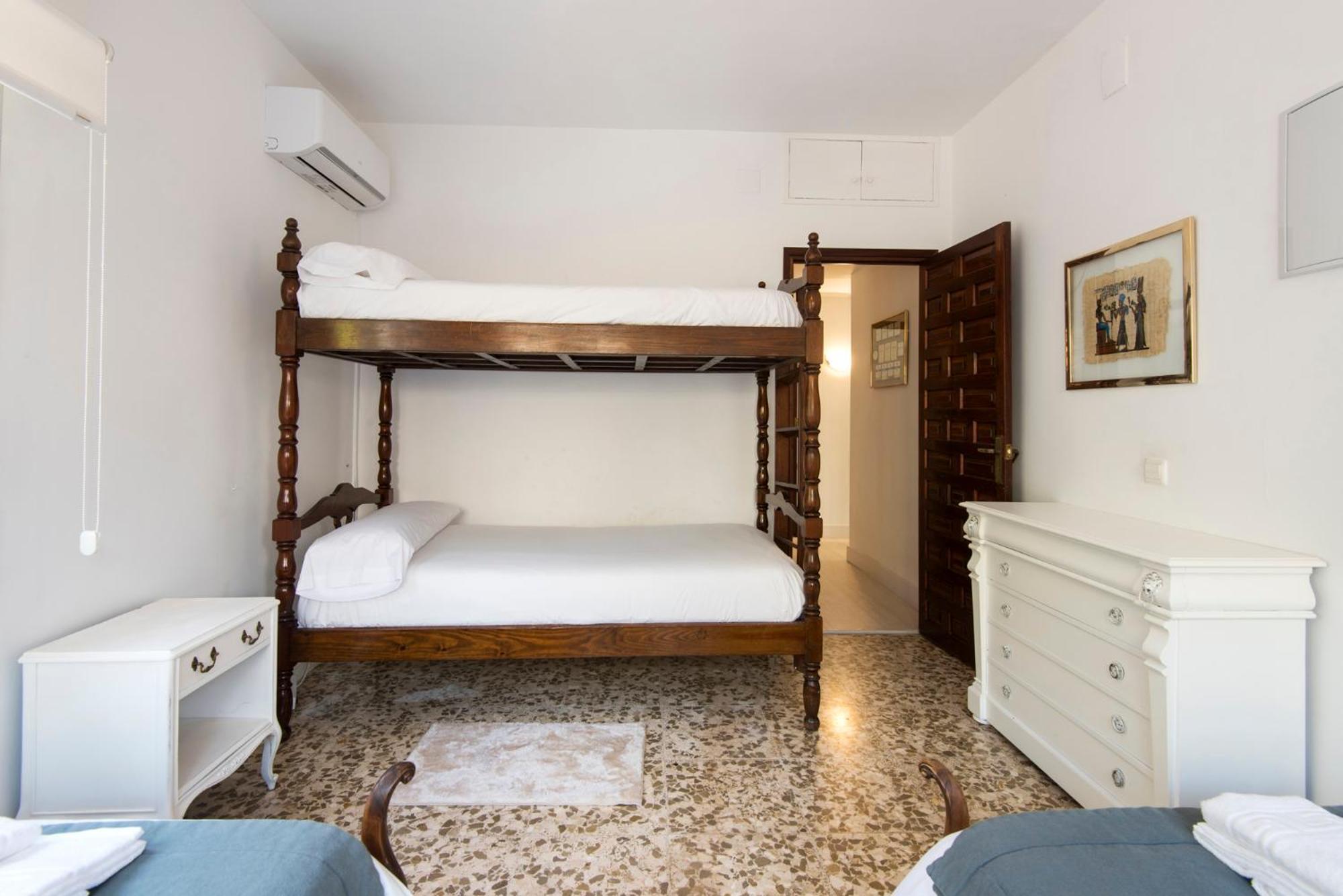 Queen Of The Ocean Villa: Stately Style House With Pool Holiday home