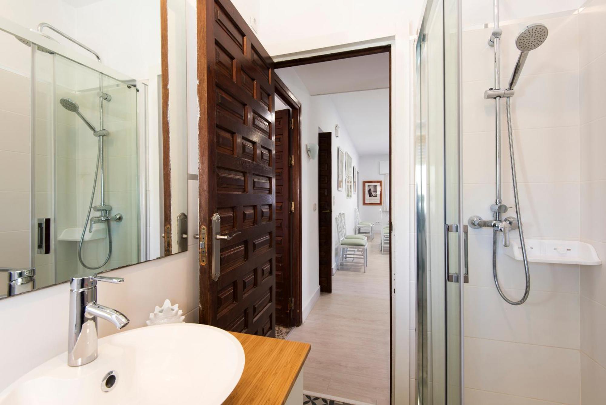 Queen Of The Ocean Villa: Stately Style House With Pool Holiday home *