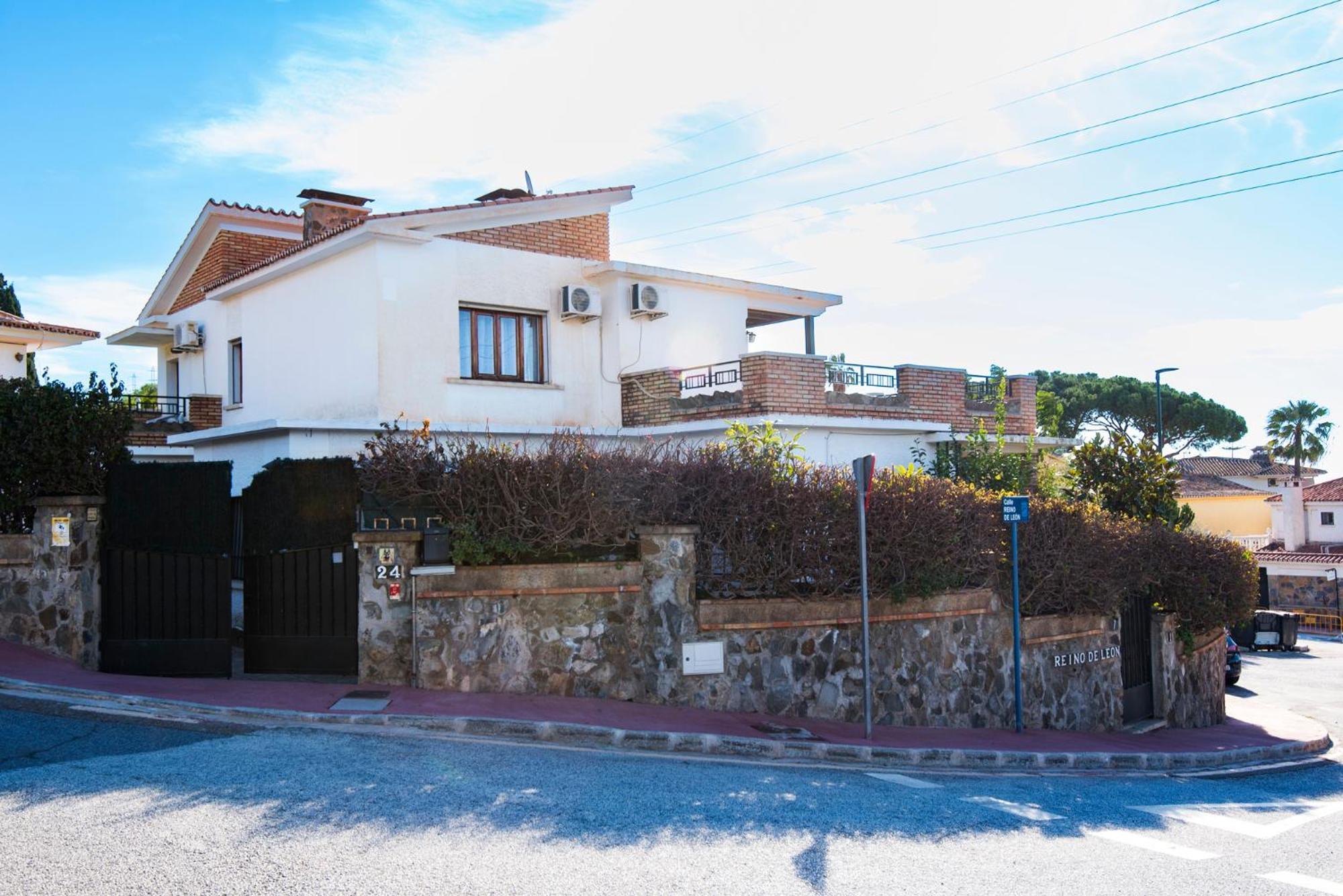 Queen Of The Ocean Villa: Stately Style House With Pool Holiday home *