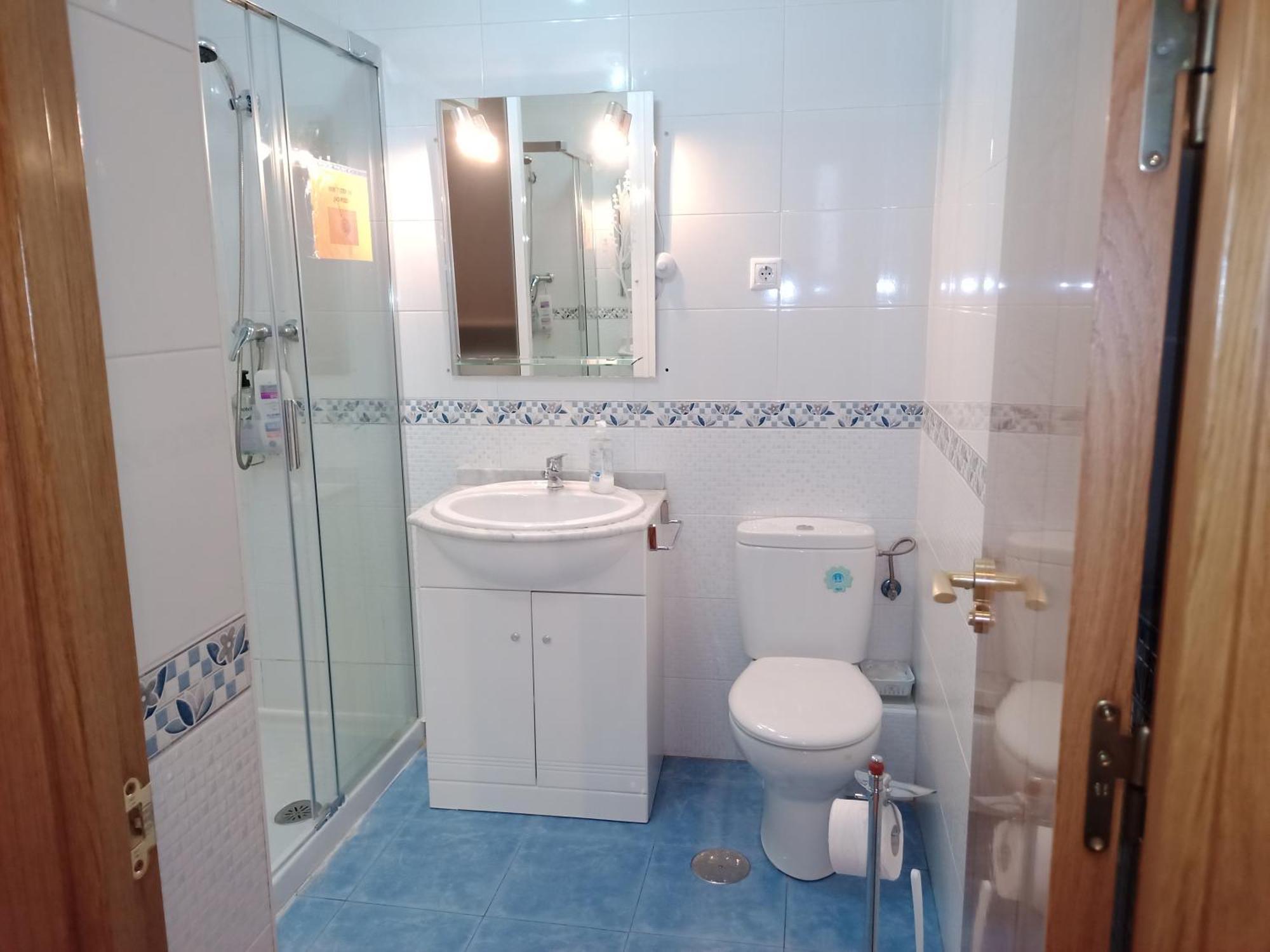 Piso de 2 dormitorios Madrid Centro Gran Vía - Plaza de España, el salón y 2 dormitorios tienen aire * Madrid