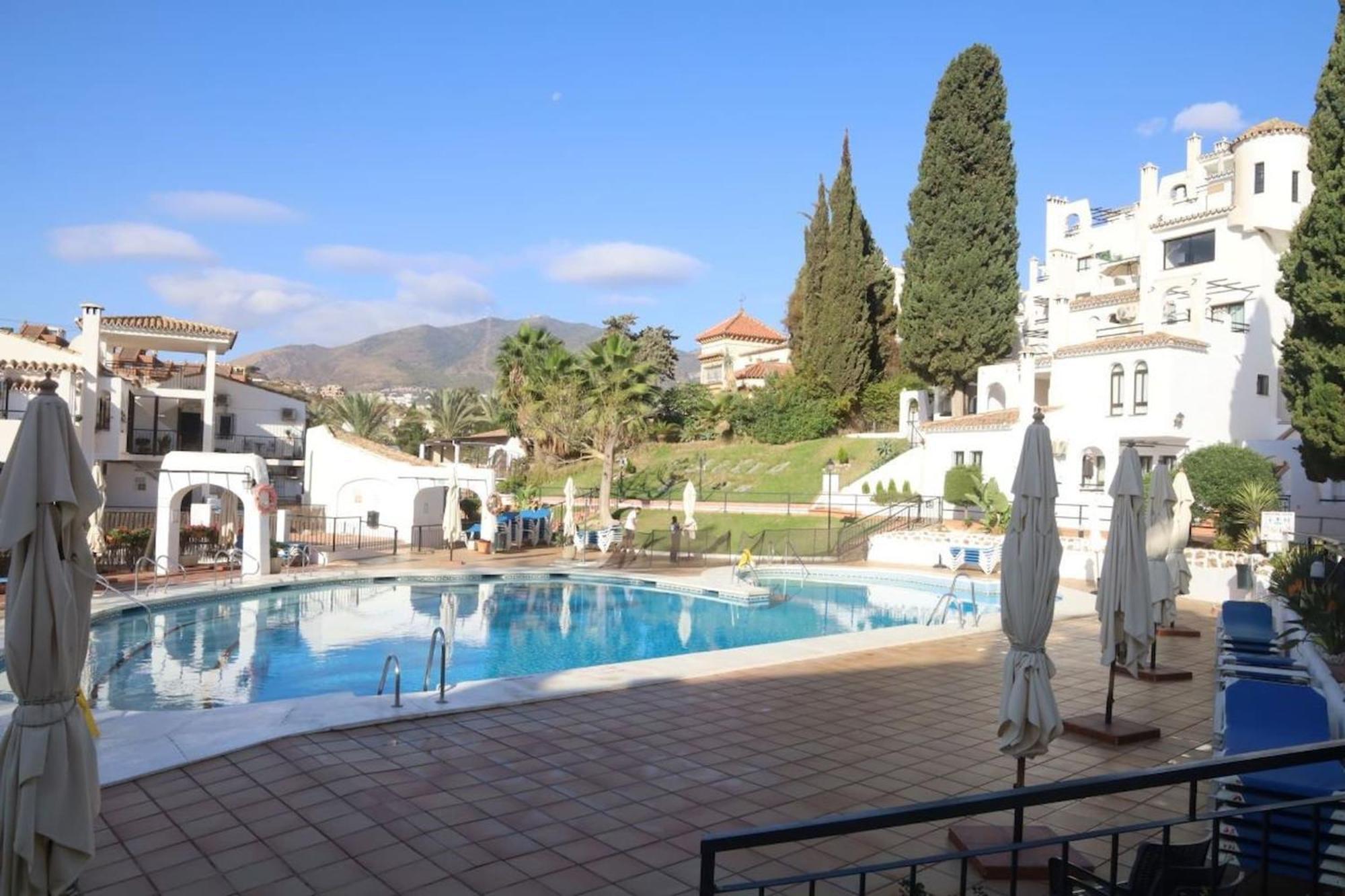En Pueblo Evita Con Piscina Y Terraza