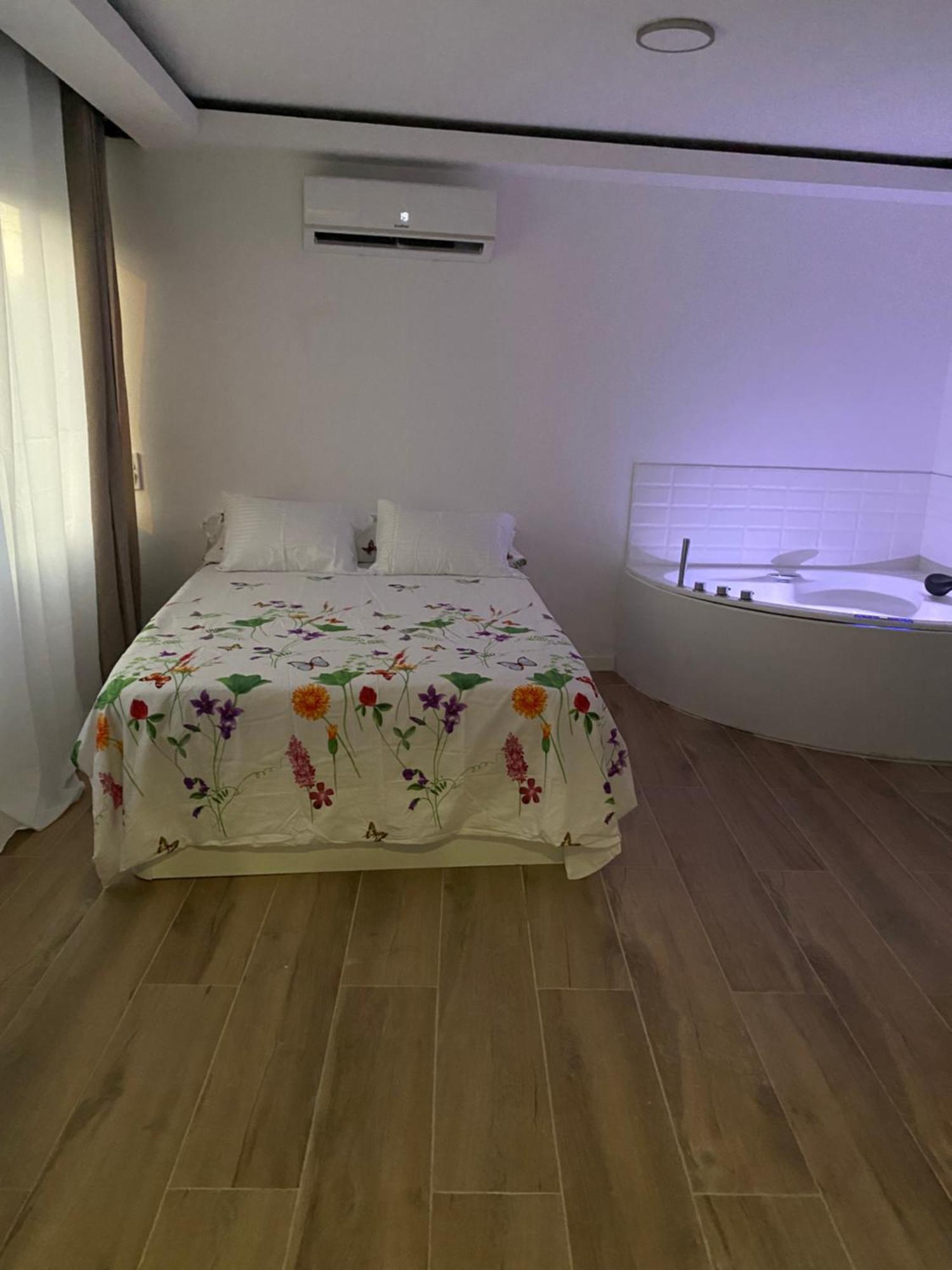 Playa Postiguet Hotel del amor *