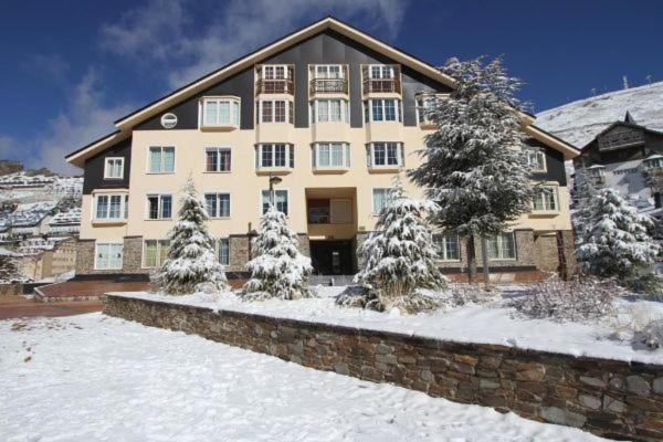 Apartment Bed And Snow Zona Media Sierra Nevada