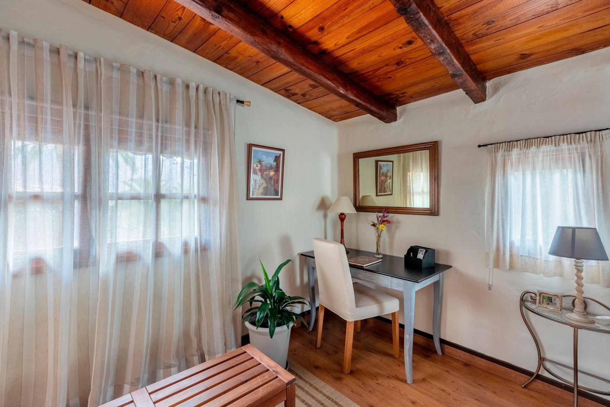 Casas De La Rueda - El Patio Santa Lucía