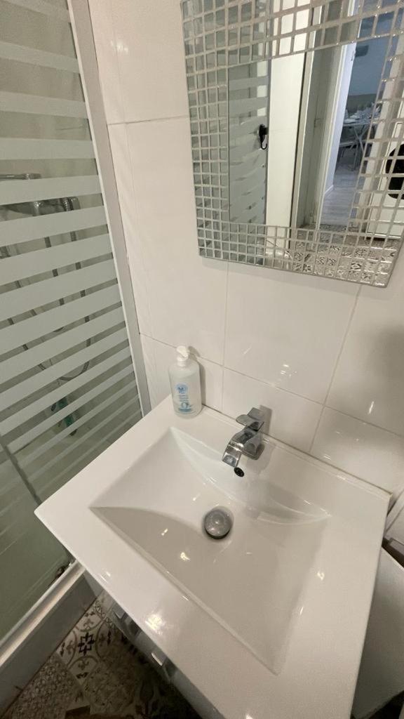 Apartamento Comodo espacio semi subterranean en casa con mascotas, propio baño y patio y entrada *