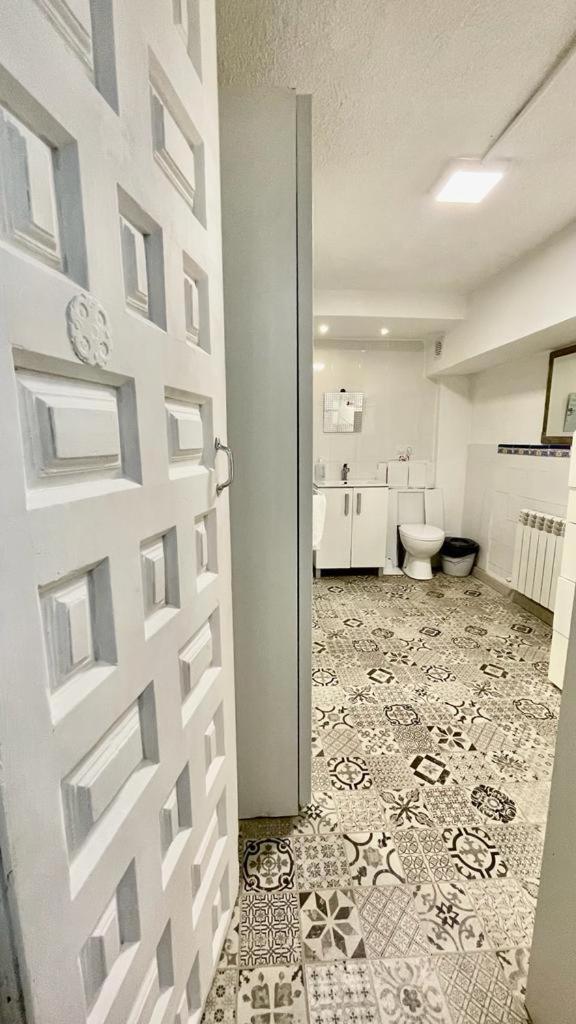 Apartamento Comodo espacio semi subterranean en casa con mascotas, propio baño y patio y entrada *