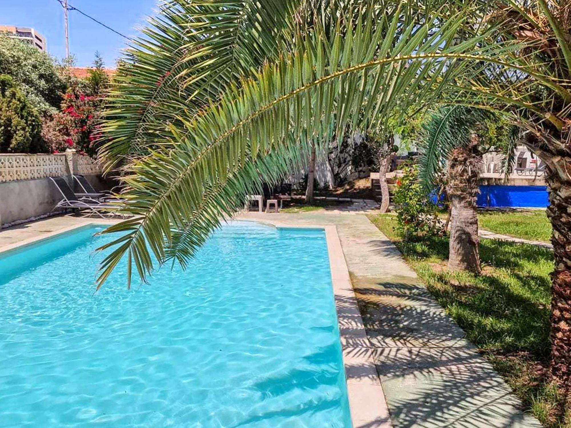 House With Exclusive Pool And Garden 7 Min Walk From The And The Center Holiday home