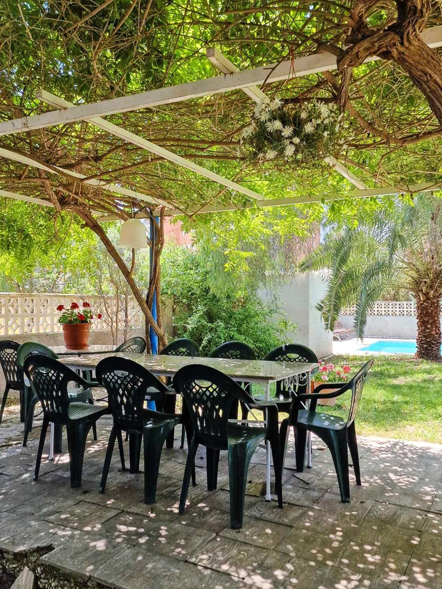House With Exclusive Pool And Garden 7 Min Walk From The And The Center Holiday home *