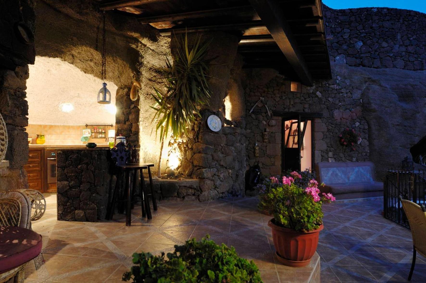 Villa Castillo Lanzarote Sophie - Luxury -sleep In A Volcanic Cave With Heated Pool Tías