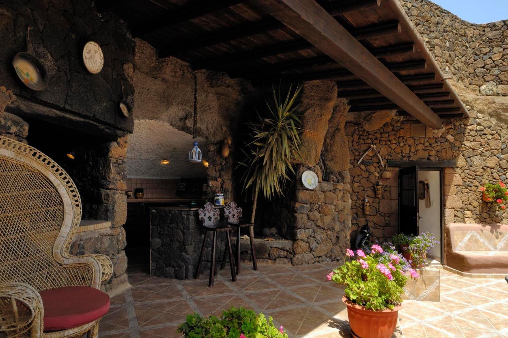 Villa Castillo Lanzarote Sophie - Luxury -sleep In A Volcanic Cave With Heated Pool Tías