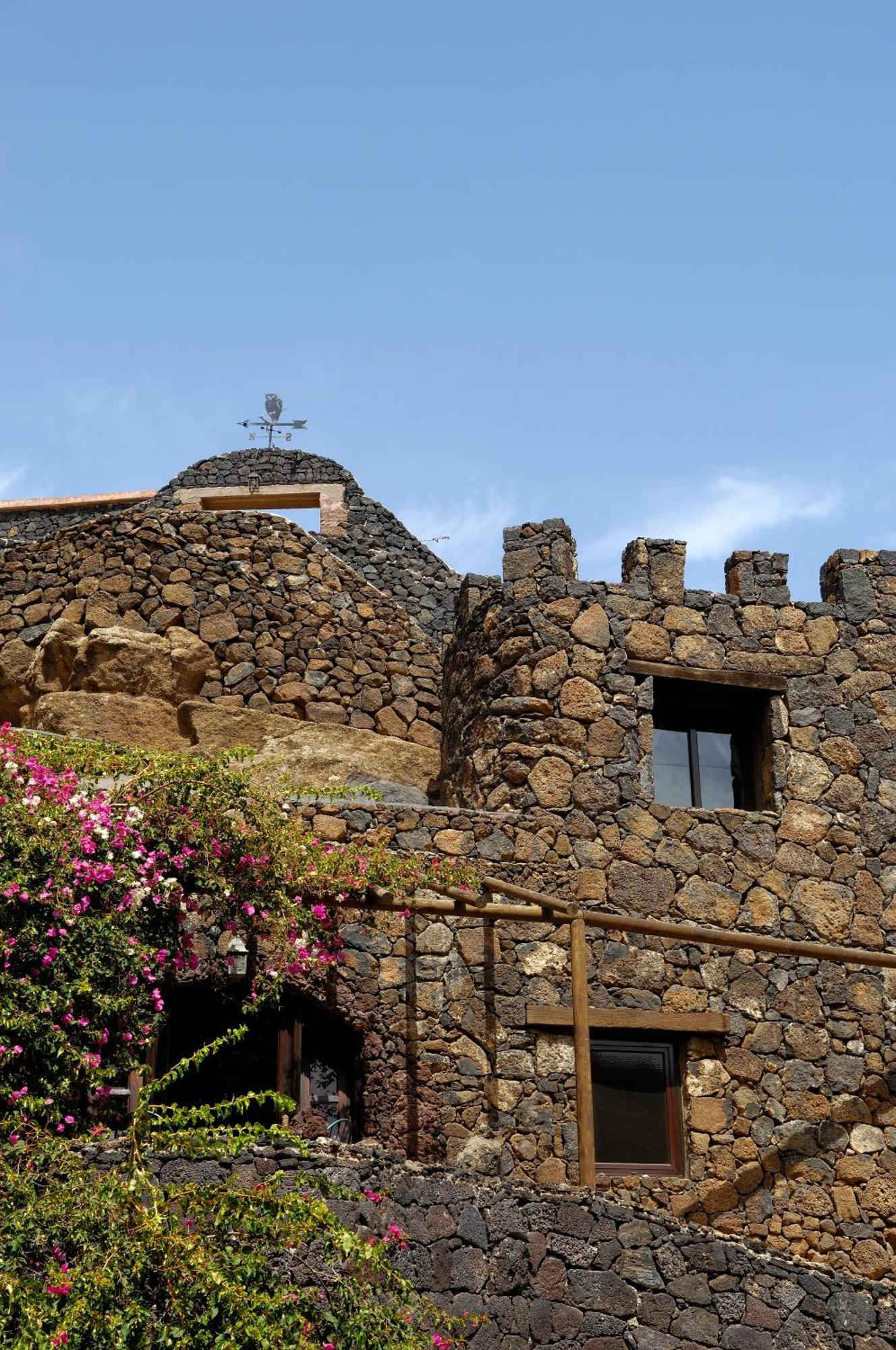Castillo Lanzarote Sophie - Luxury -sleep In A Volcanic Cave With Heated Pool * Tías