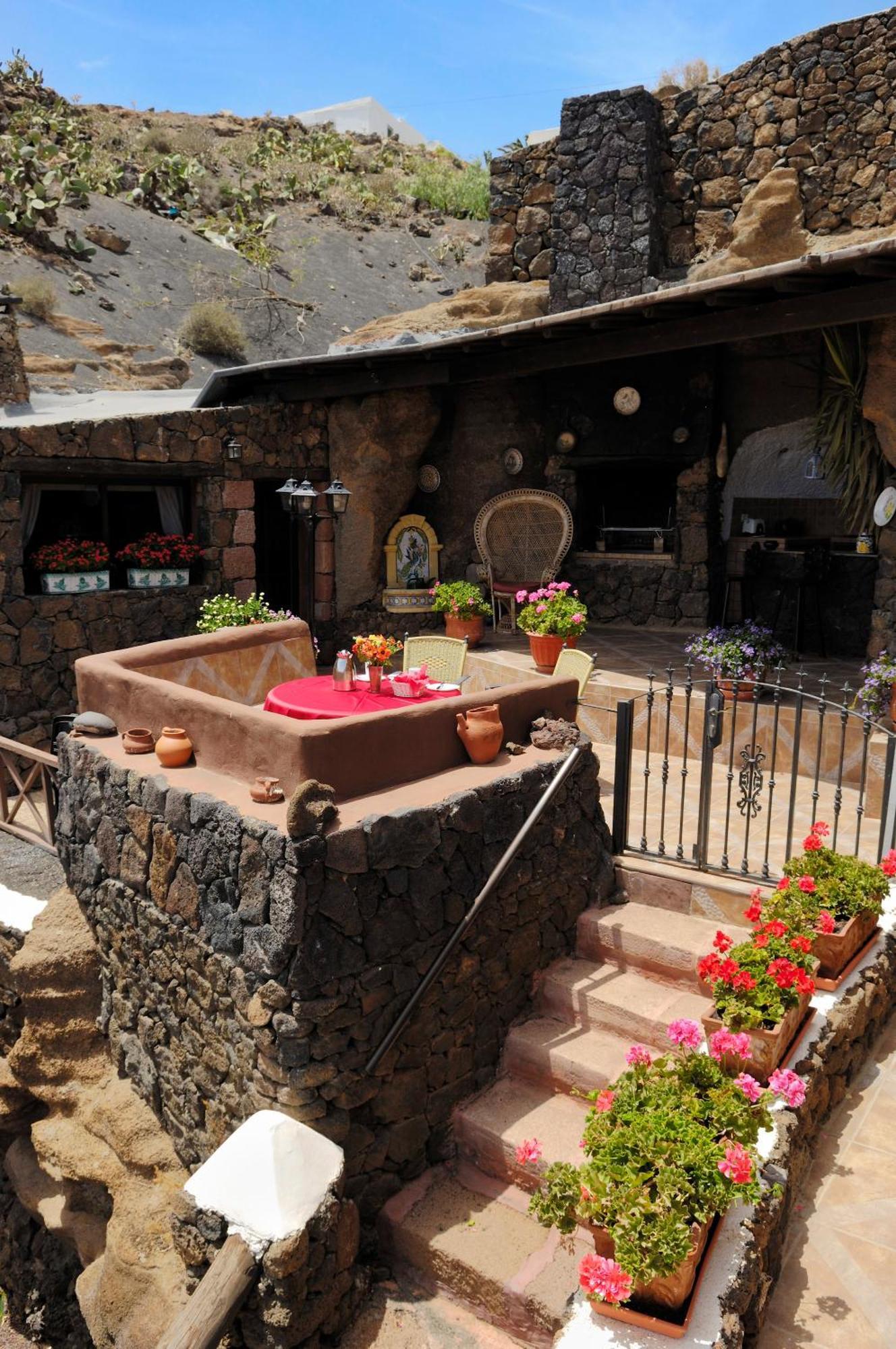 Villa Castillo Lanzarote Sophie - Luxury -sleep In A Volcanic Cave With Heated Pool Tías