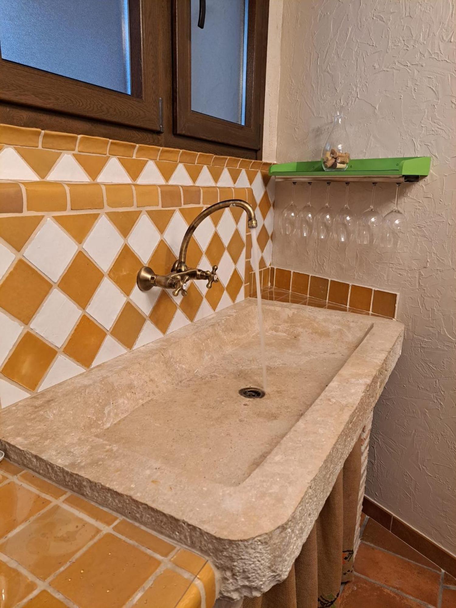La Bodega, Ofrece Cata De Vino Gratis