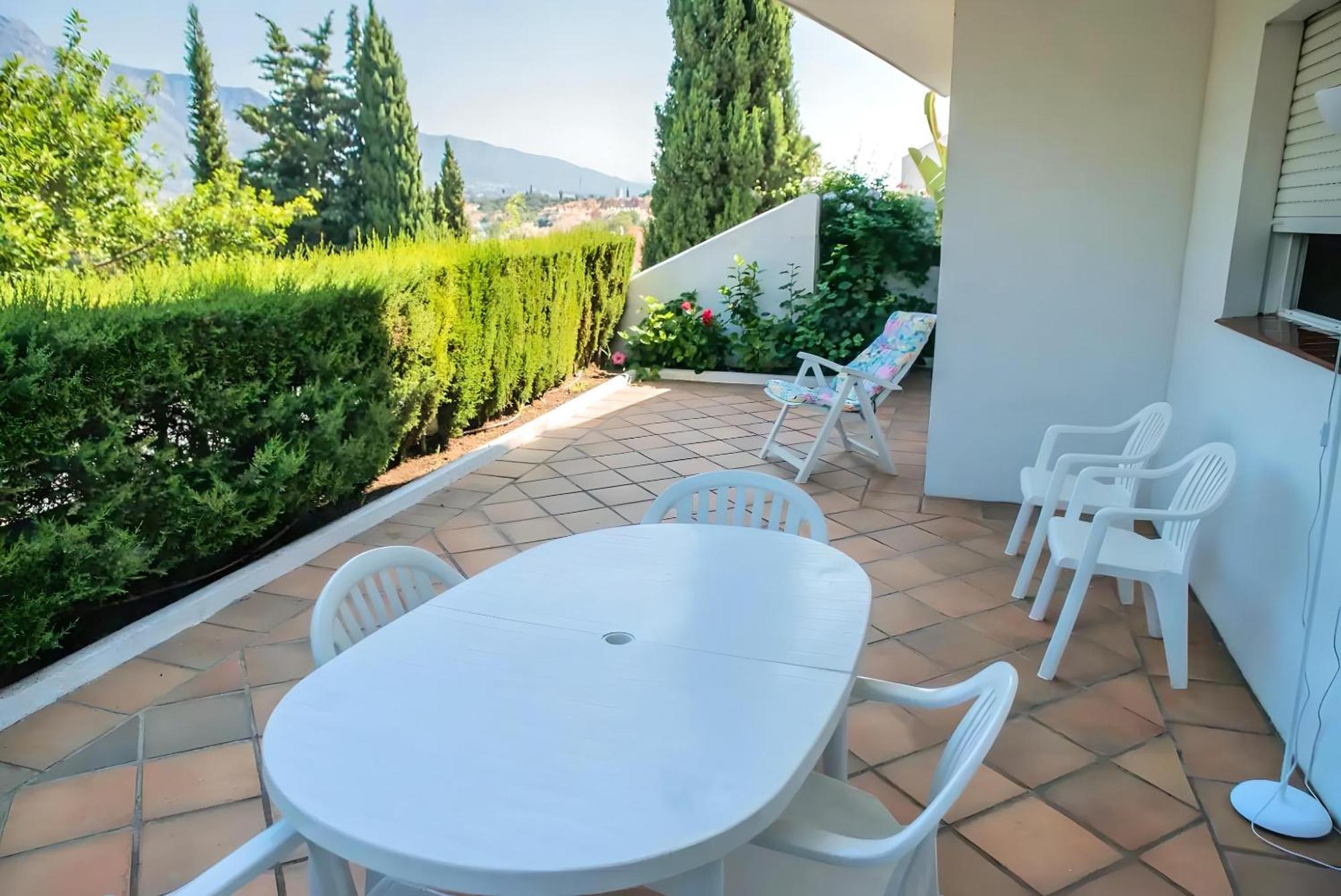 Сasa de vacaciones Gorgeous 2br Apt. W/ Mountain View Puerto Banus *