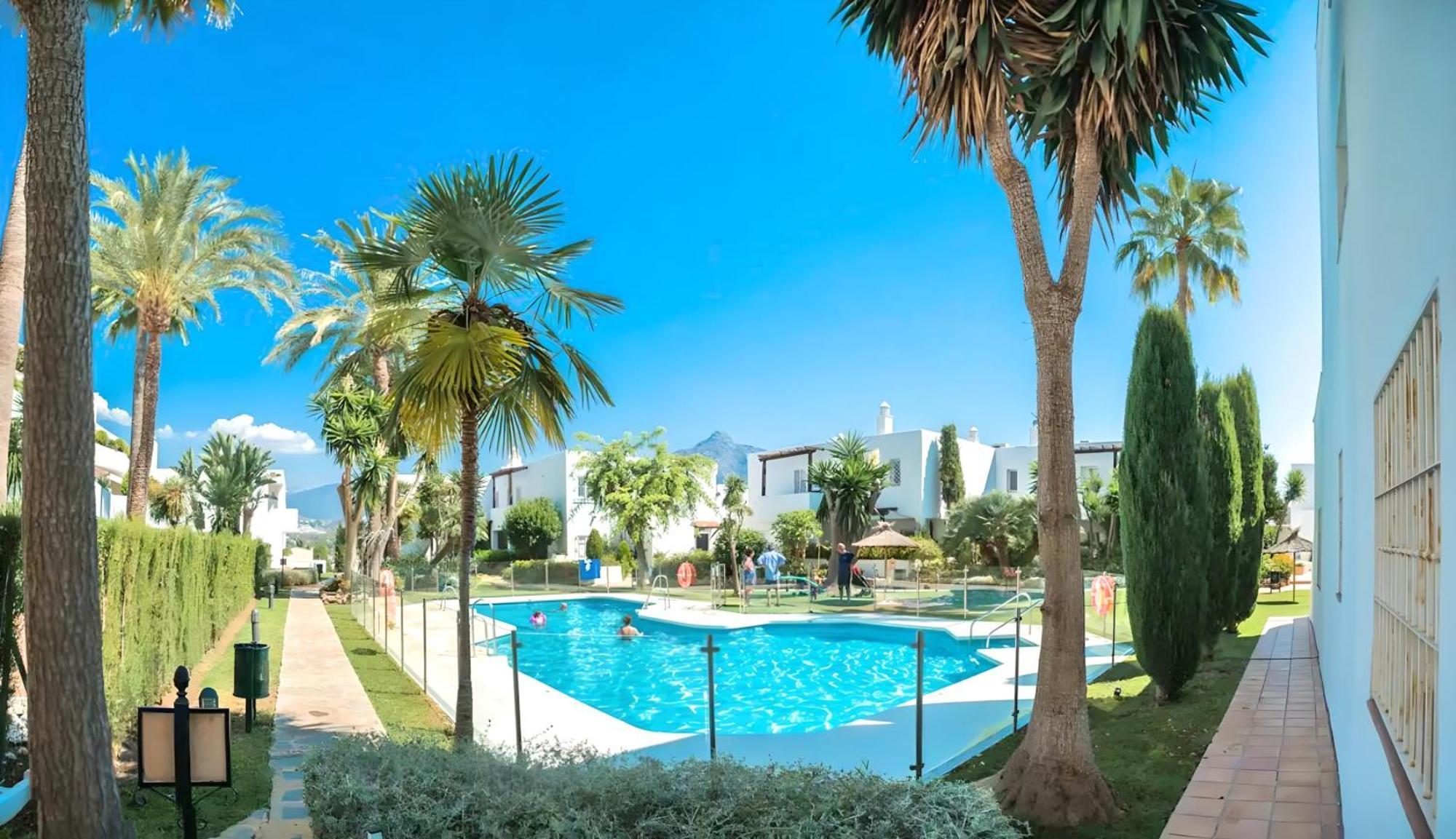 Сasa de vacaciones Gorgeous 2br Apt. W/ Mountain View Puerto Banus *