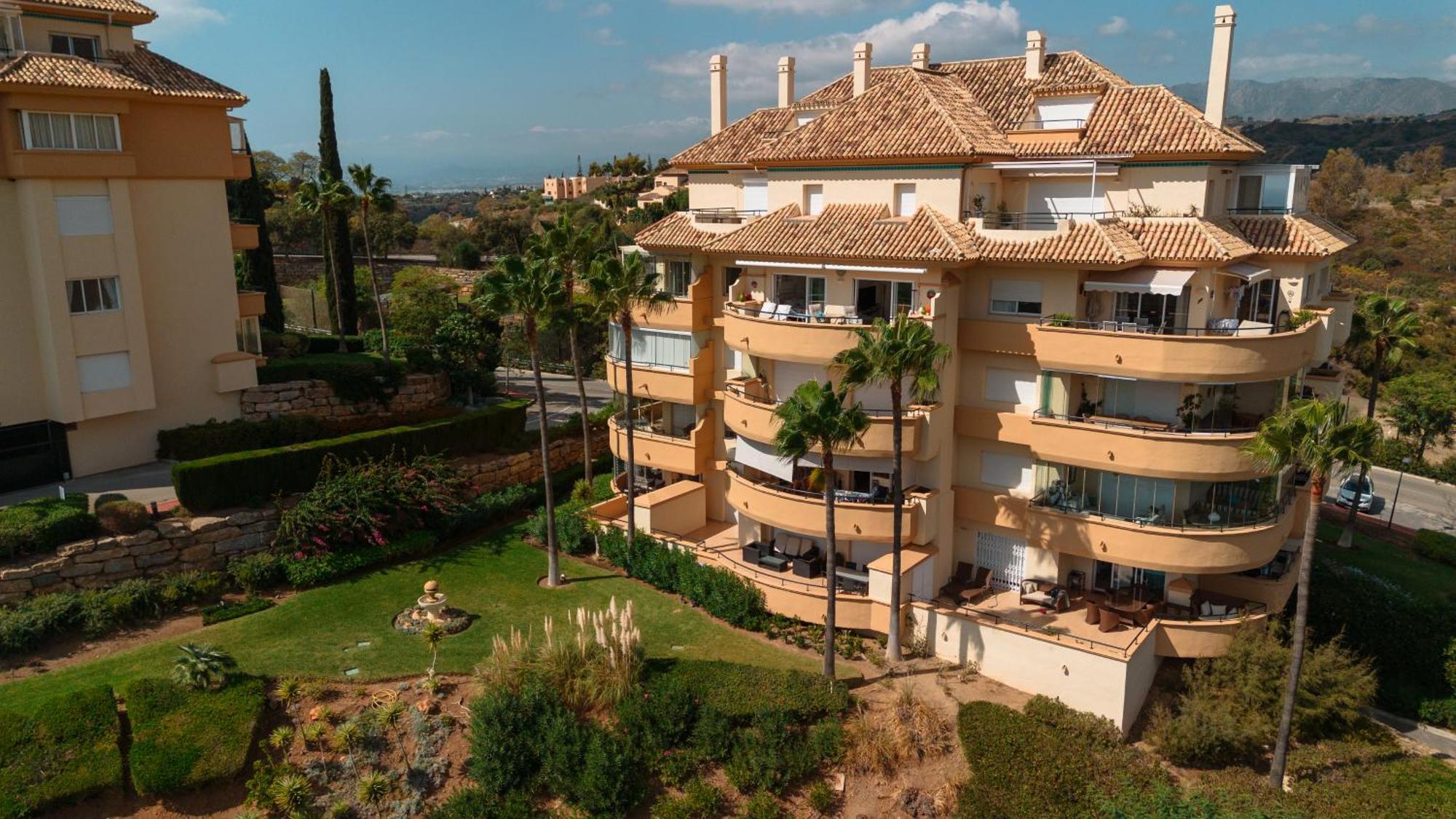 Luxurious Frontline Golf In Elviria Apartamento