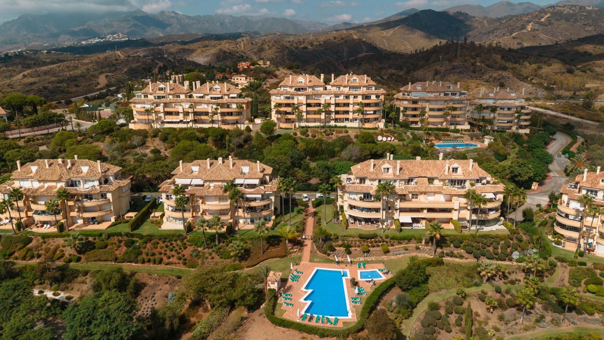 Luxurious Frontline Golf In Elviria Apartamento