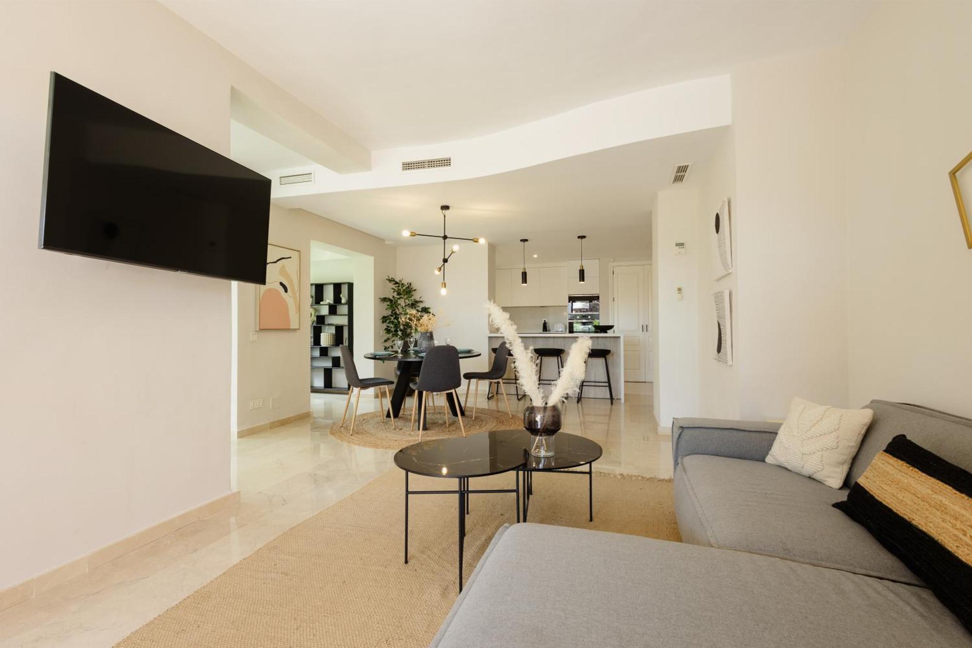 Luxurious Frontline Golf In Elviria Apartamento