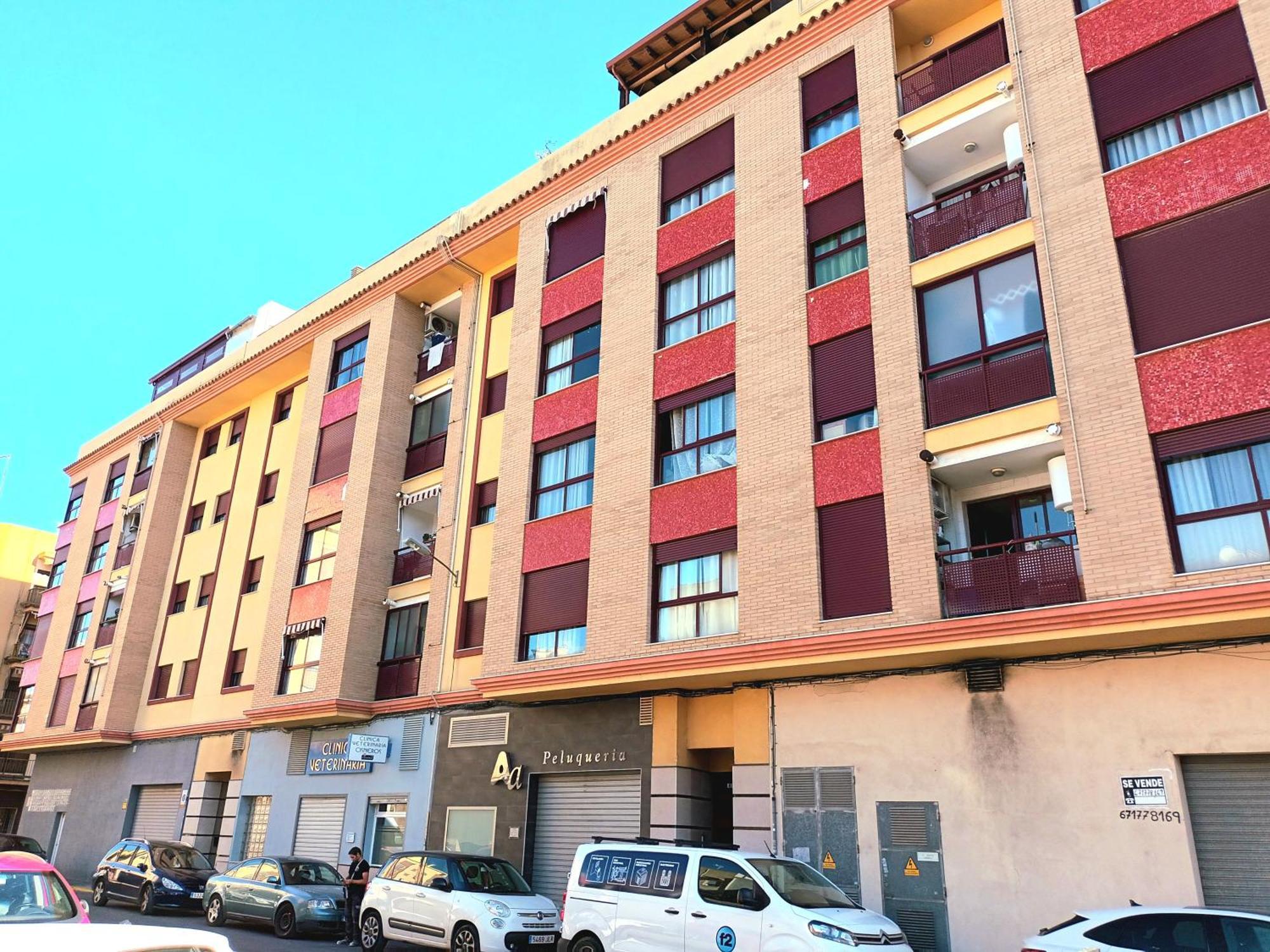 Piso Amplio De 3 Habitaciones, 2 Banos, Ascensor Y Parking