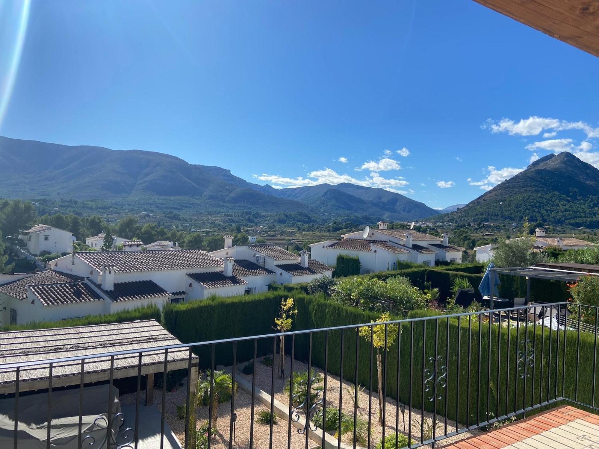 Stunning Mountain Views! Private With Fabulous Communal Pool! *